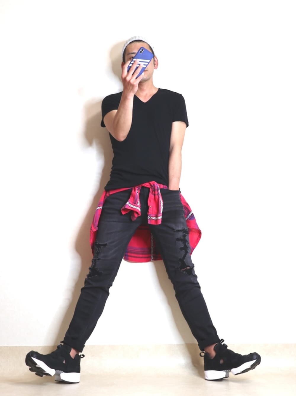 ブラック系のTシャツ/カットソー、ブラック系のデニムパンツ、ピンク系のシャツ/ブラウスを着用したメンズの春コーディネートの1枚目の写真