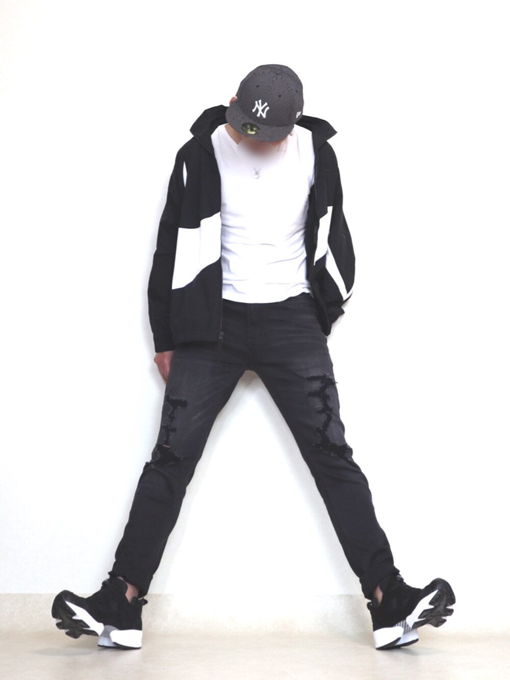 ホワイト系のスニーカー、ブラック系のデニムパンツ、ブラック系のブルゾンを着用したメンズの夏コーディネートの1枚目の写真