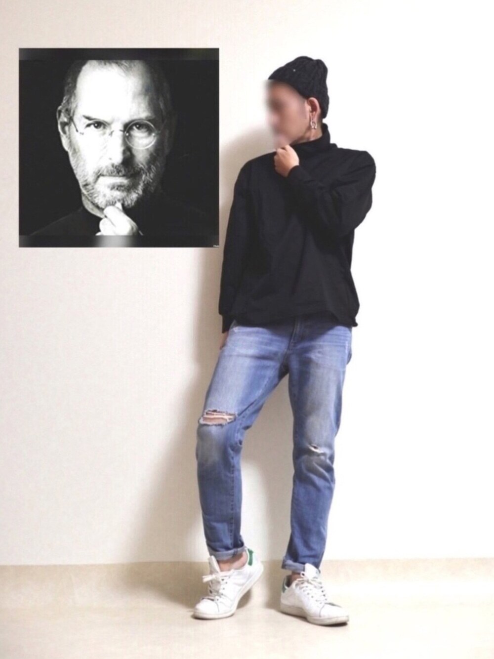 ブラック系のTシャツ/カットソー、ブルー系のデニムパンツ、ホワイト系のスニーカーを着用したメンズの冬コーディネートの1枚目の写真