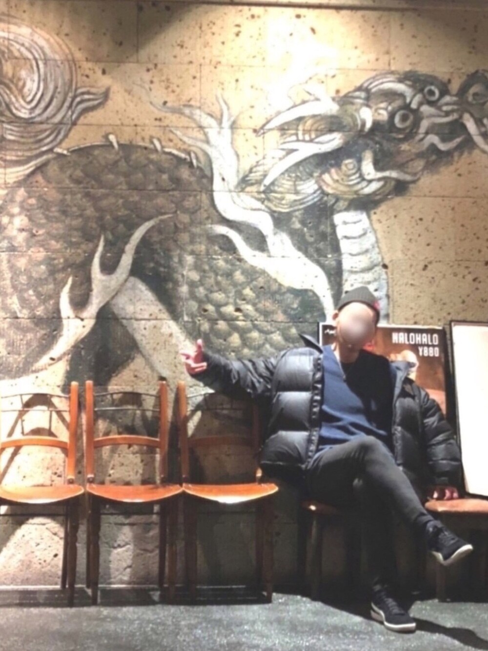 ブラック系のスニーカー、ブラック系のその他パンツ、ブラック系のダウンジャケット/コートを着用したメンズの冬コーディネートの1枚目の写真