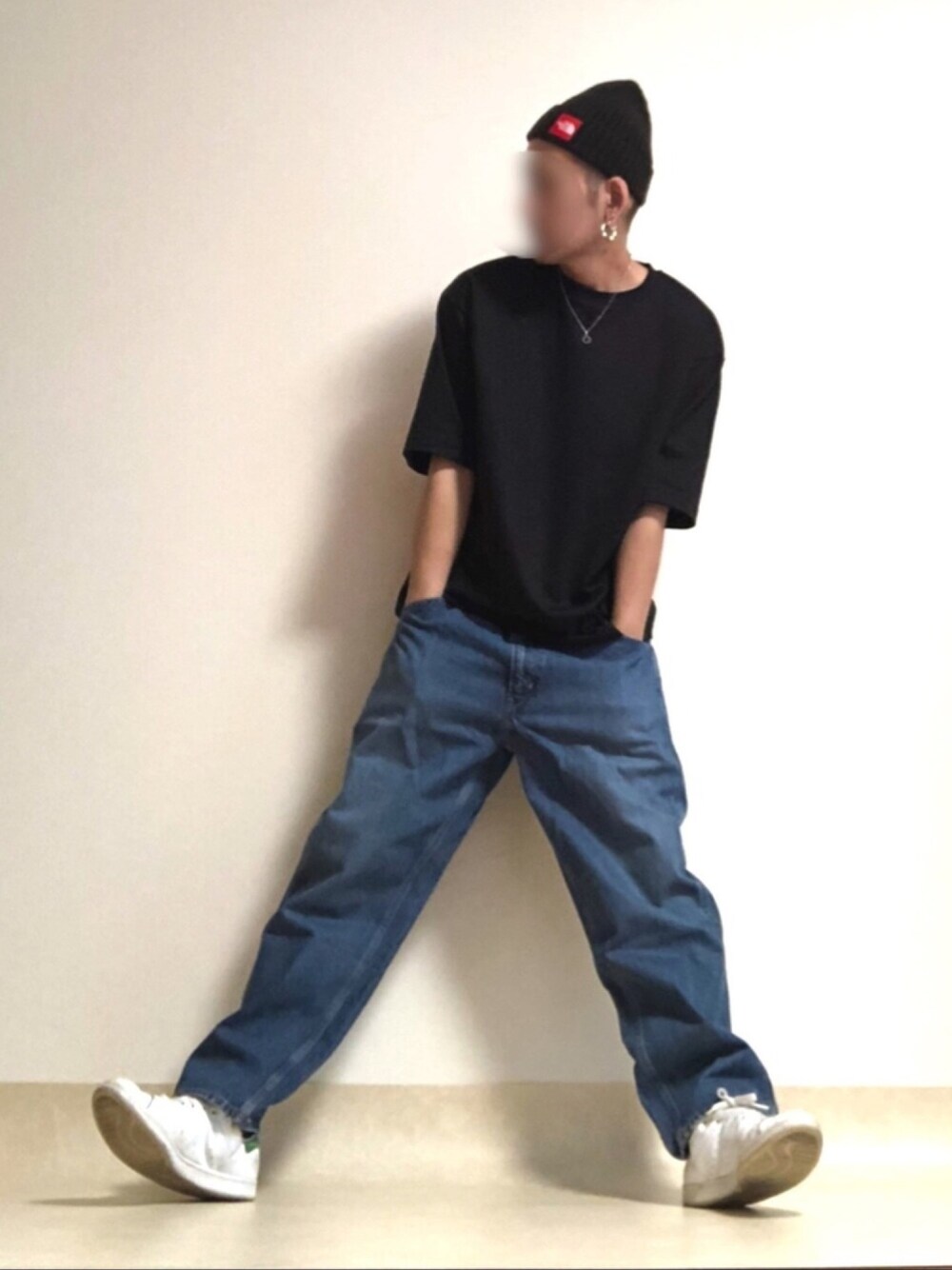 ホワイト系のスニーカー、ブルー系のデニムパンツ、ブラック系のTシャツ/カットソーを着用したメンズの春コーディネートの1枚目の写真