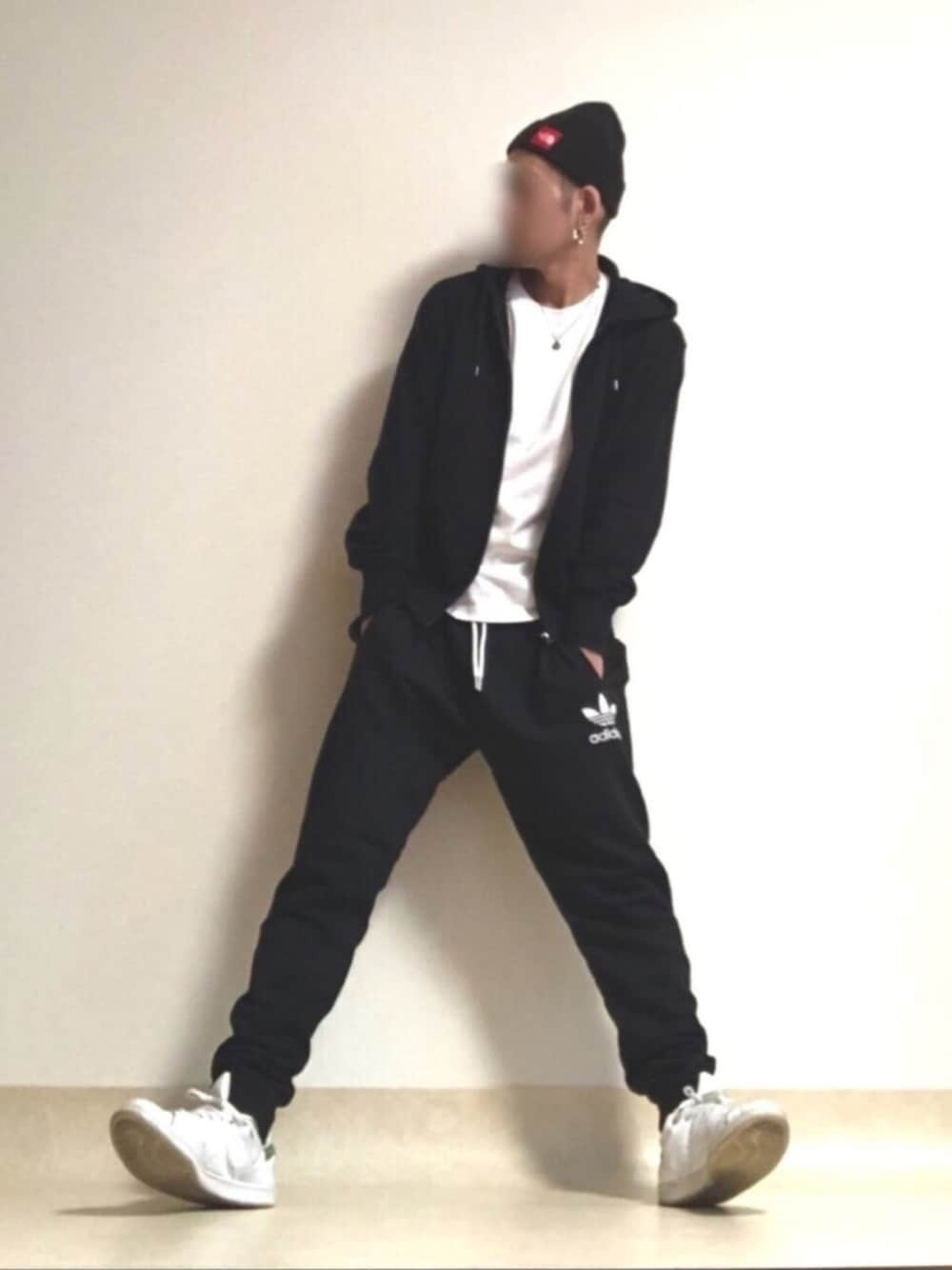 ホワイト系のスニーカー、ブラック系のその他パンツ、ブラック系のパーカーを着用したメンズの春コーディネートの1枚目の写真