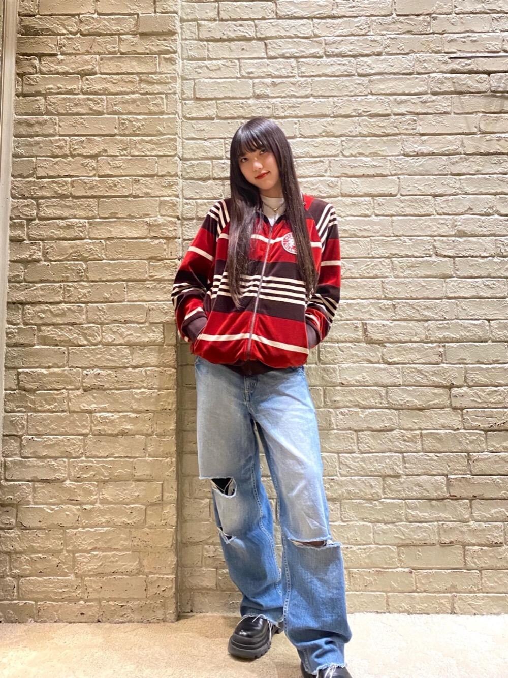 「ヒステリックグラマー、HYSTERICS、でにむ、hysteric glamour、らふこーで」｜「HYSTERIC GLAMOURのRESIZE加工 デニムストレートパンツ（デニムパンツ、ブルー系）」を使った、moeさん（レディース・158cm）の秋コーディネートの1枚目の写真