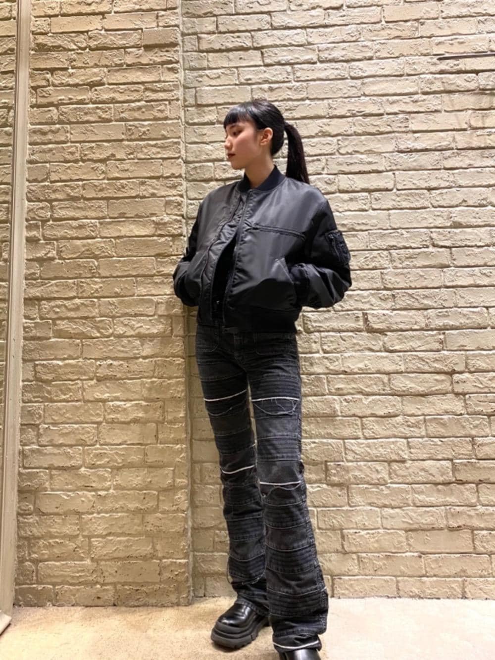 「冬コーデ、プリマロフト、フレアパンツ、ヒステリックグラマー、でにむ、hysteric glamour」｜「HYSTERIC GLAMOURのCIRCLEロゴ ショート丈MA-1ジャケット（MA-1、ブラック系）」を使った、moeさん（レディース・158cm）の冬コーディネートの1枚目の写真