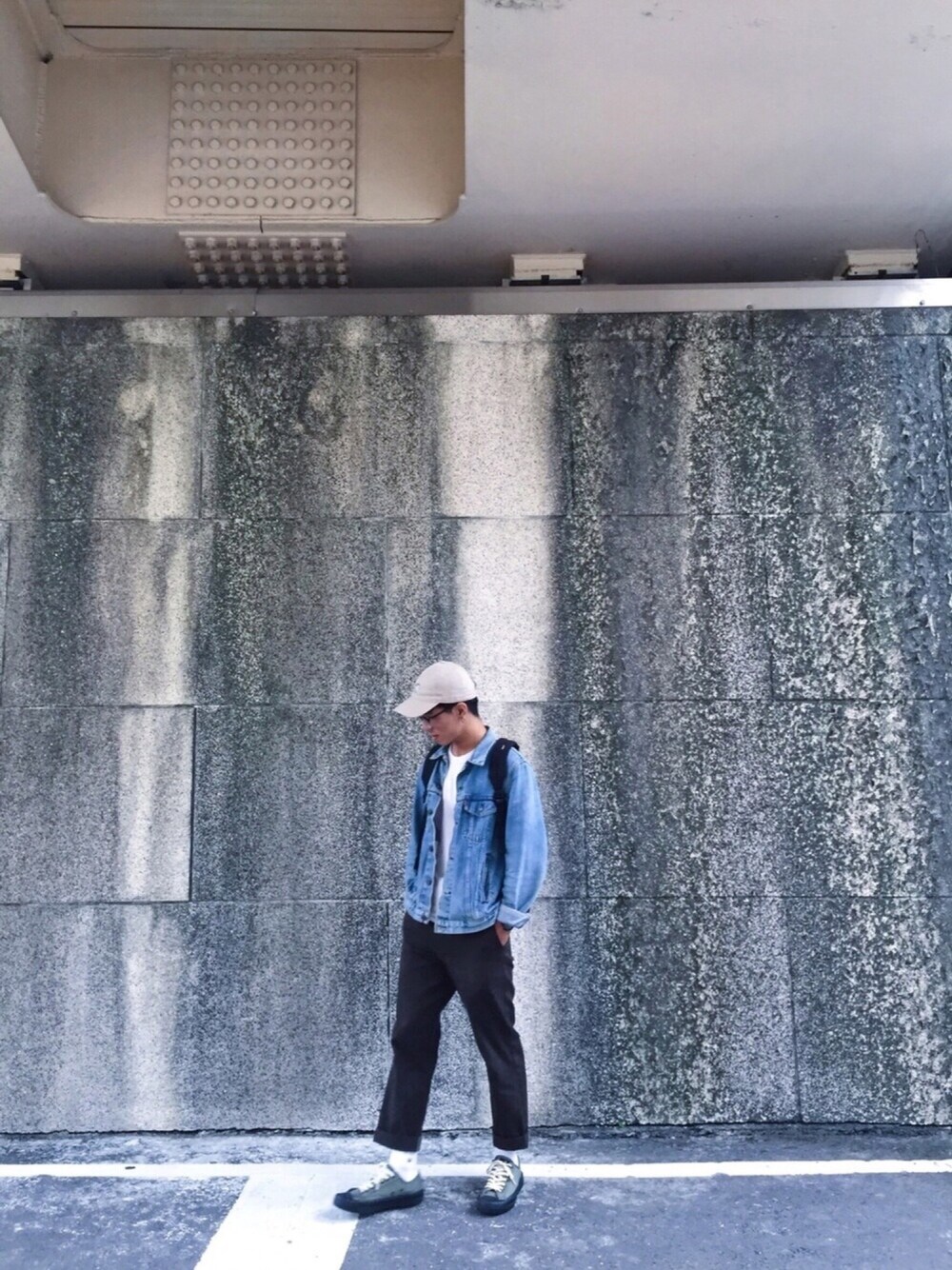 「ootd、outfit、summer、denim、casual、hat、streetstyle、outlook、Levi's、Hanes」｜「dog limitedのアイテム（キャップ、ベージュ系）」を使った、Felixさん（メンズ・172cm）の夏コーディネートの1枚目の写真