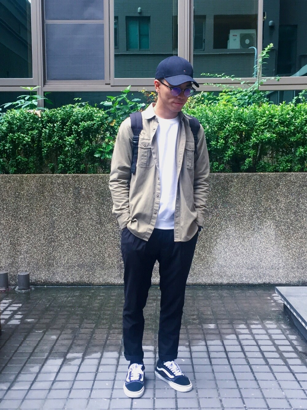 「ootd、outfit、black、TOMMY HILFIGER、hat、plain-me、VANS」｜「TOMMY HILFIGERのアイテム（キャップ、ブラック系）」を使った、Felixさん（メンズ・172cm）の冬コーディネートの1枚目の写真