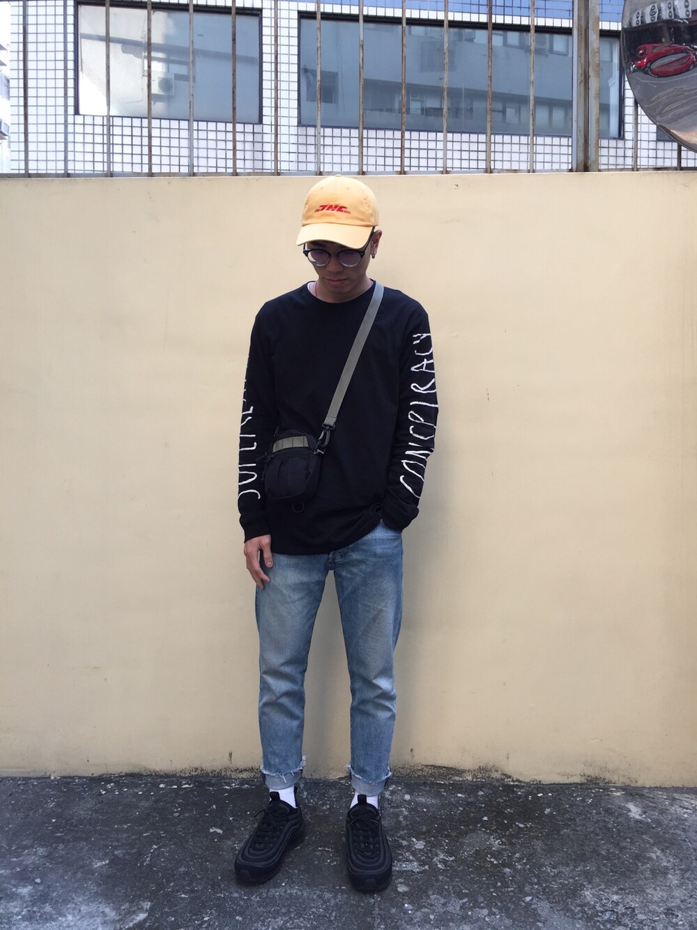 「ootd、outfit、street、CAP、black、denim、Levi's、NIKE、AIRMAX97、BAG」｜「wescのアイテム（Tシャツ/カットソー、ブラック系）」を使った、Felixさん（メンズ・172cm）の冬コーディネートの1枚目の写真