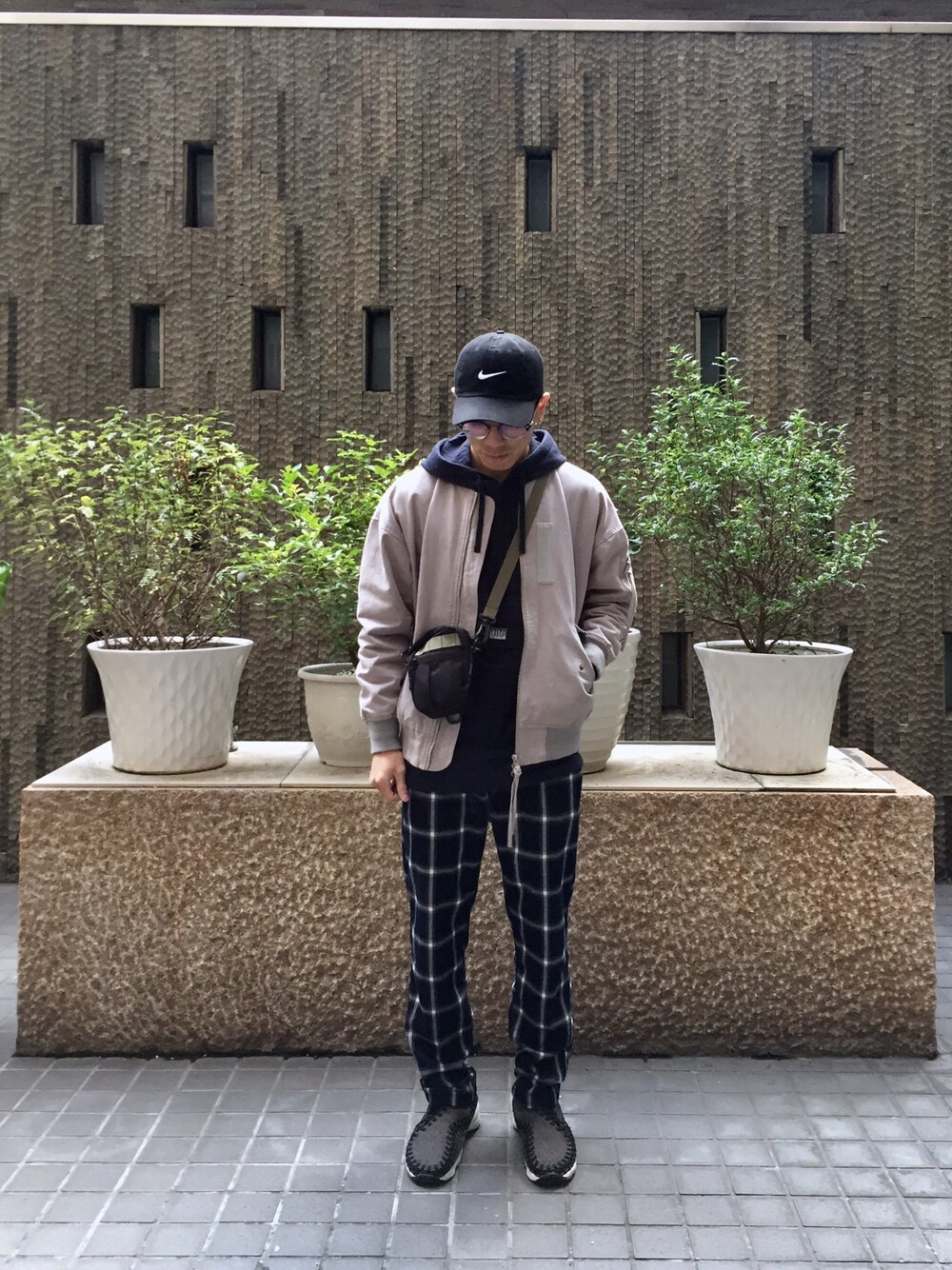 「ootd、outfit、NIKE、plain-me、hoodie、trousers、black、shoulderbag」｜「plain-meのアイテム（ジャケット/アウター、グレー系）」を使った、Felixさん（メンズ・172cm）の冬コーディネートの1枚目の写真
