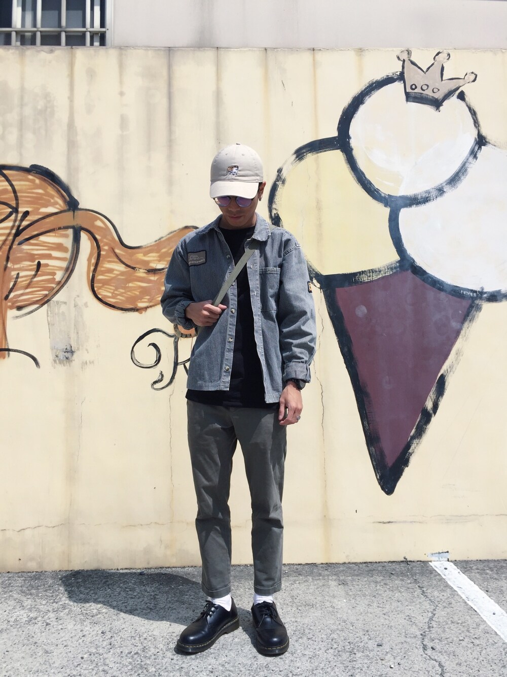 「ootd、outfit、street、vintage、hat、plain-me、Dr.Martens、black」｜「VINTAGEのアイテム（ジャケット/アウター、グレー系）」を使った、Felixさん（メンズ・172cm）の春コーディネートの1枚目の写真