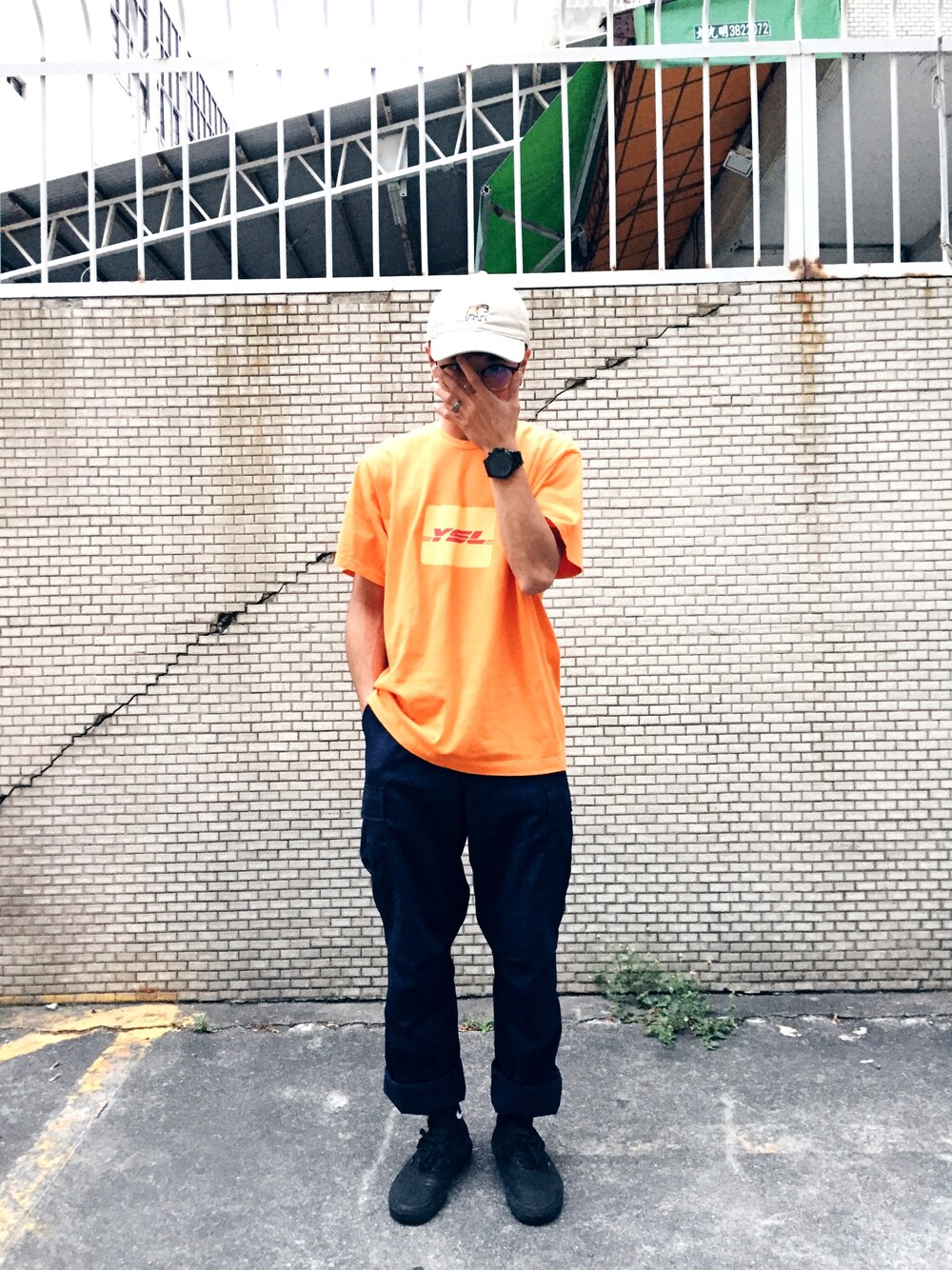 「ootd、street、outfit、VANS、hat、ROTHCO、black、orange」｜「ROTHCOのアイテム（カーゴパンツ、ブルー系）」を使った、Felixさん（メンズ・172cm）の春コーディネートの1枚目の写真