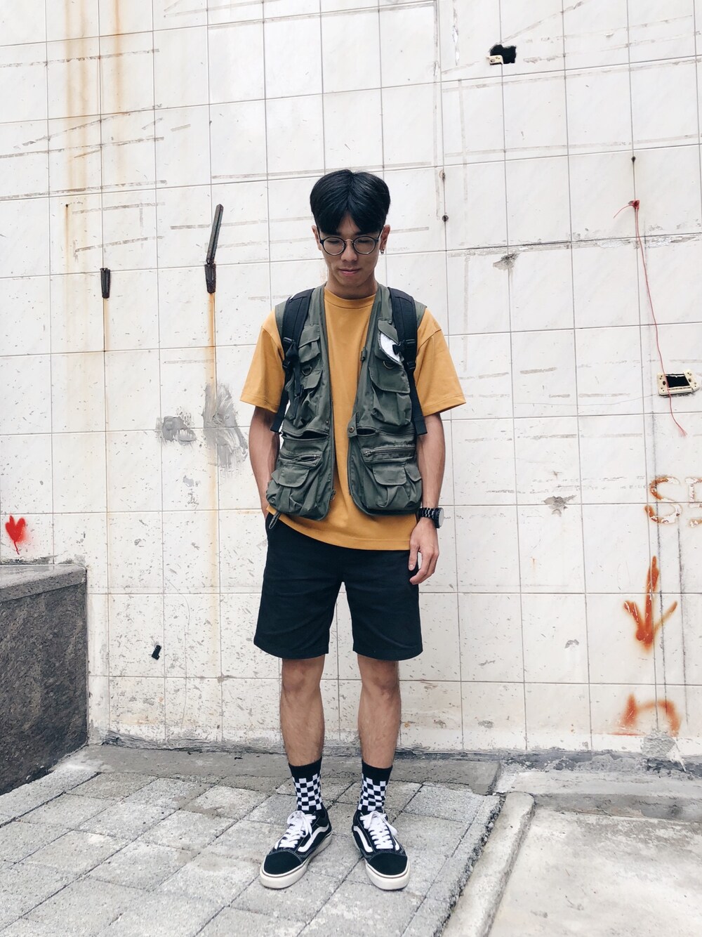 「ootd、outfit、street、GLOBAL WORK、yellow、ROTHCO、vest、black、Jumper、VANS」｜「ROTHCOのアイテム（ダウンベスト、グリーン系）」を使った、Felixさん（メンズ・172cm）の夏コーディネートの1枚目の写真