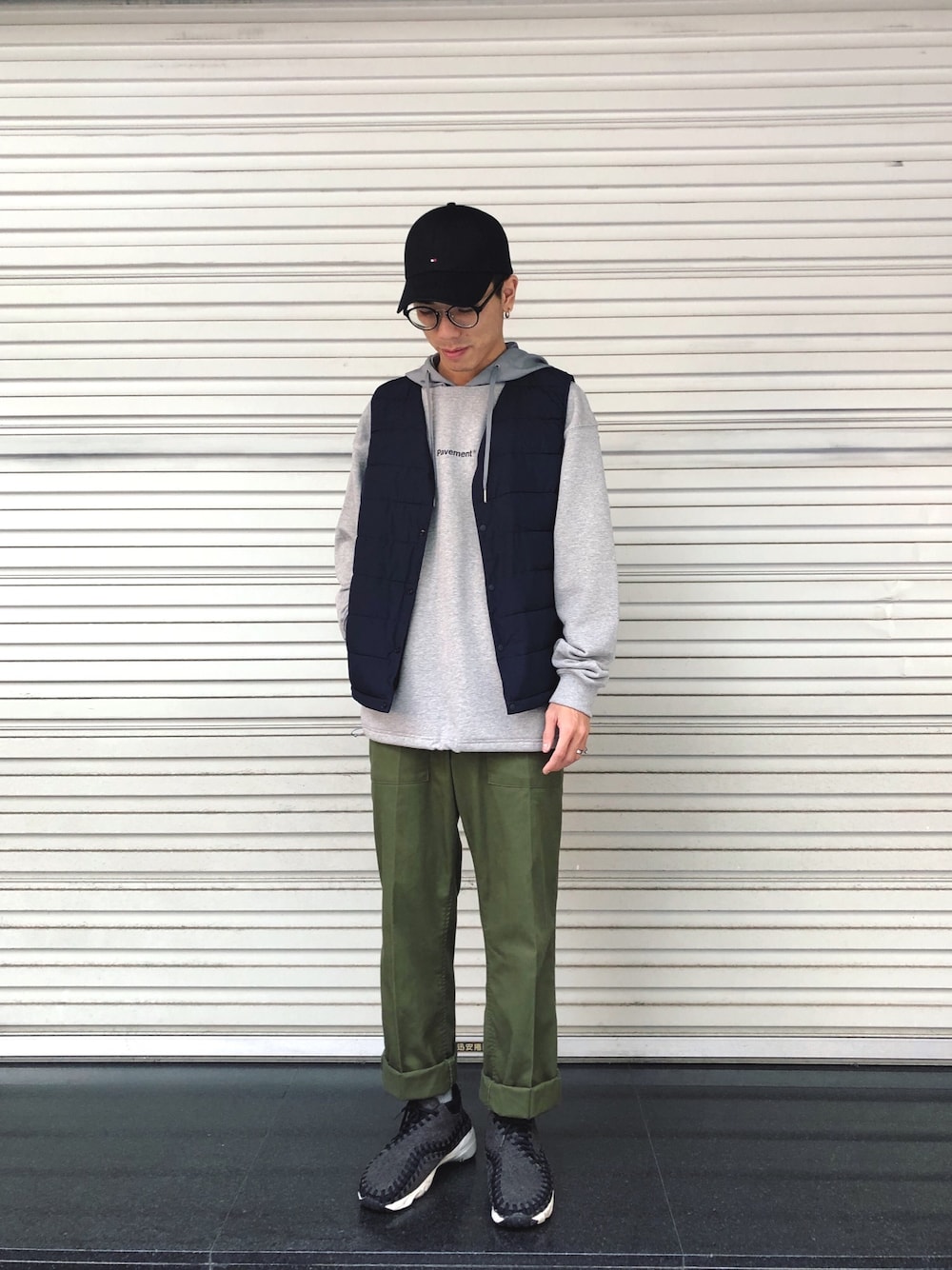 「ootd、街頭穿搭、NIKE、pavement、GU、vintage、TOMMY HILFIGER、球鞋、outfit、CASIO」｜「TOMMY HILFIGERのアイテム（キャップ、ブラック系）」を使った、Felixさん（メンズ・172cm）の秋コーディネートの1枚目の写真