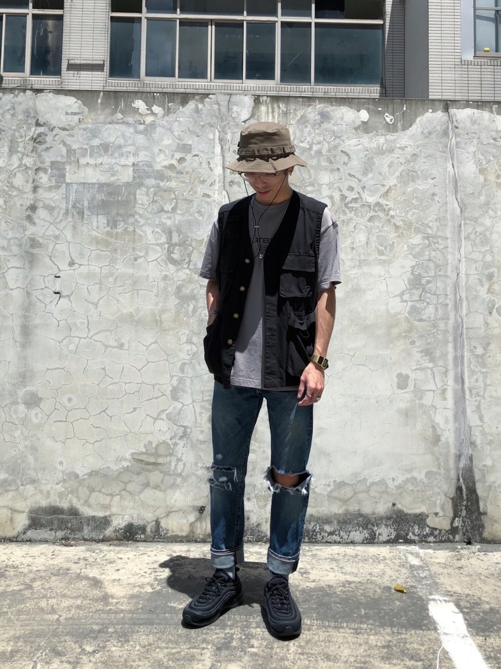 「ootd、夏、街頭穿搭、goopi、NIKE、Levi's、ROARINGWILD、JKS shop、outfit、street」｜「ROARINGWILDのアイテム（帽子、グリーン系）」を使った、Felixさん（メンズ・172cm）の春コーディネートの1枚目の写真