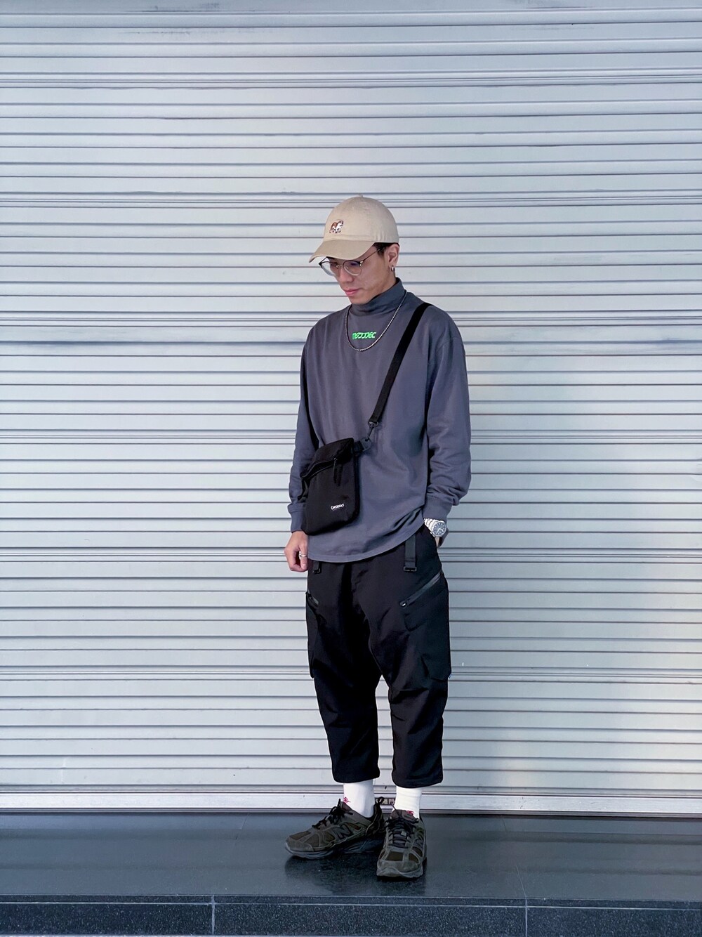 「ootd、街頭穿搭、New Balance、moditec、outfit、streetstyle、hat」｜「moditecのアイテム（Tシャツ/カットソー、グレー系）」を使った、Felixさん（メンズ・172cm）の冬コーディネートの1枚目の写真