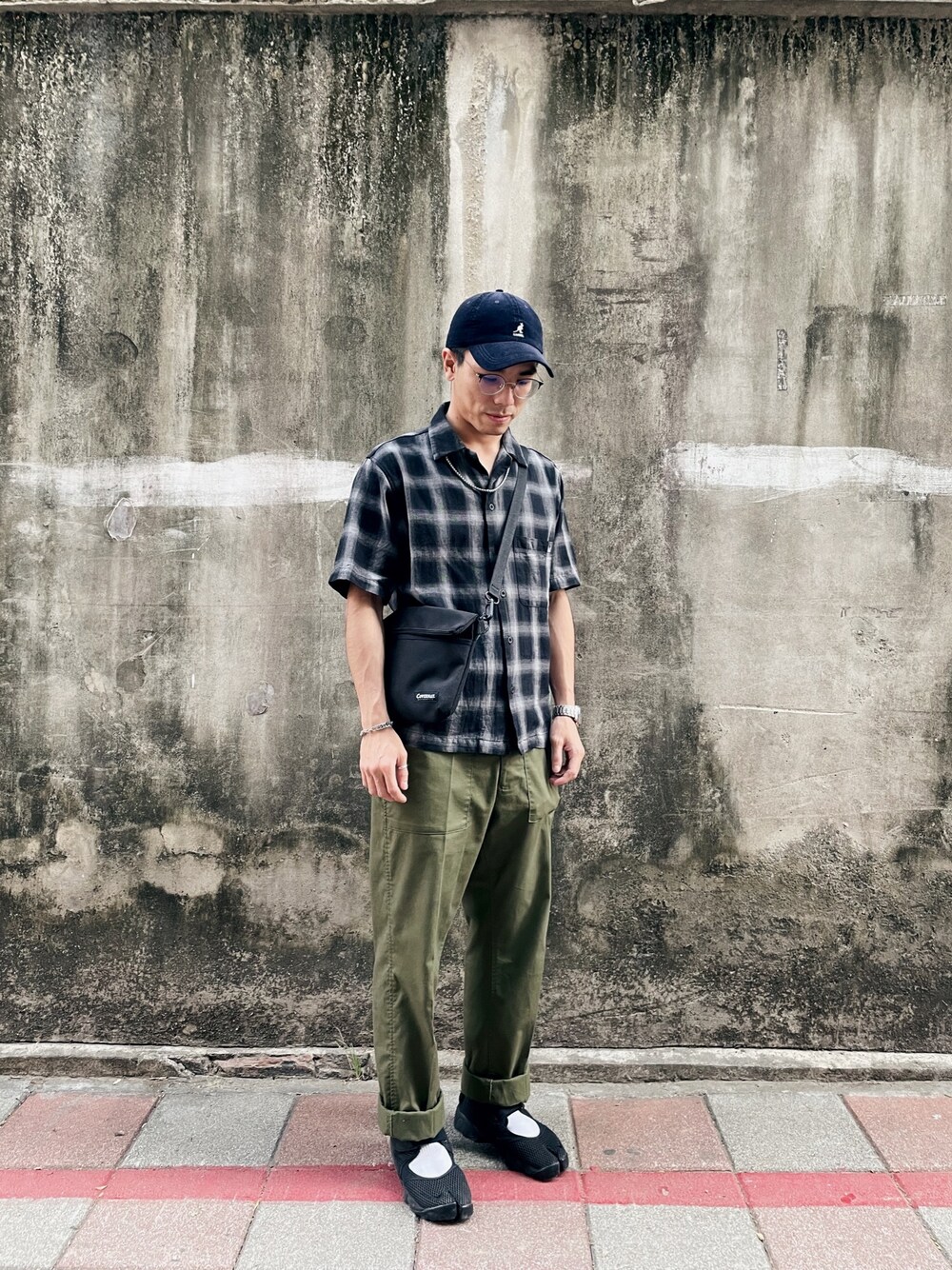 「ootd、街頭穿搭、休閒、nike、KANGOL、COVERNAT、centralpark、vintage、hat、outfit」｜「Centralpark.4PMのアイテム（シャツ/ブラウス、ブラック系）」を使った、Felixさん（メンズ・172cm）の春コーディネートの1枚目の写真