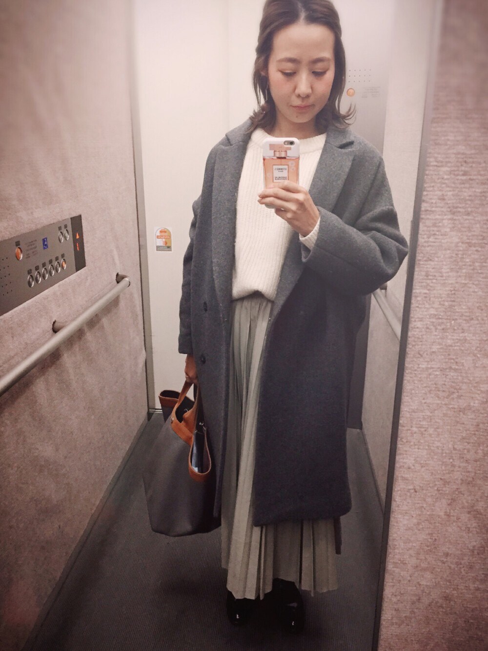 「シンプル、大人カジュアル、ウッドアクセサリー、白ニット、プリーツスカート、フェイクレザースカート、メダリオン」｜「ADAM ET ROPE'のフォールドパーツイヤリング②（イヤリング、ブラウン系）」を使った、am.    ☺︎さん（レディース・158cm）の春コーディネートの1枚目の写真