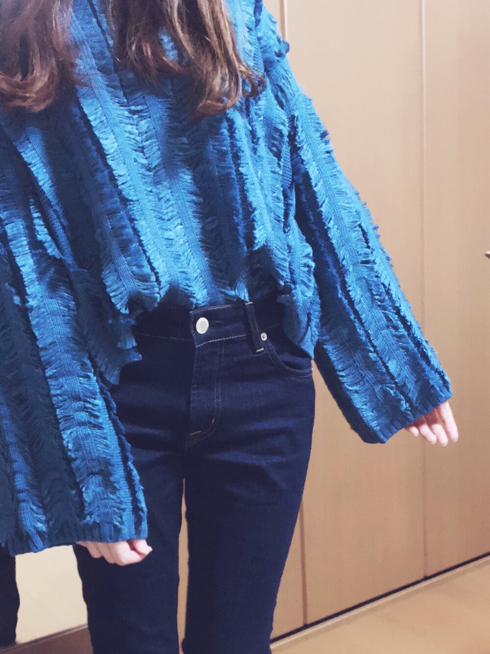 「シンプルコーデ、フリンジニット、GU」｜「American Eagleのアイテム（デニムパンツ、ブルー系）」を使った、miuさん（レディース・160cm）の秋コーディネートの1枚目の写真