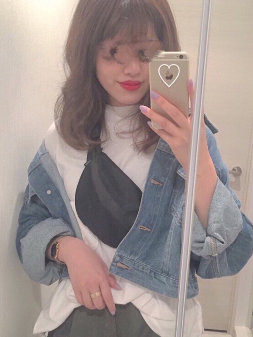 ブラック系のボディバッグ/ウエストポーチ、ブルー系のデニムジャケット、ホワイト系のTシャツ/カットソーを着用したレディースの春コーディネートの1枚目の写真