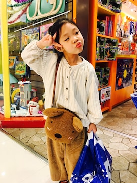 「Iのアイテム（ショルダーバッグ、ブラウン系）」を使った、Mi_homeさん（キッズ）の冬コーディネート