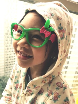 「Iのアイテム（サングラス、イエロー系）」を使った、Mi_homeさん（キッズ）の冬コーディネート