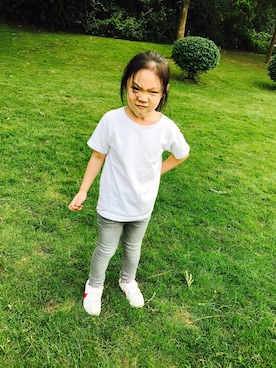 「H&M（エイチ・アンド・エム）のアイテム（Tシャツ/カットソー、ホワイト系）」を使った、Mi_homeさん（キッズ）の冬コーディネート