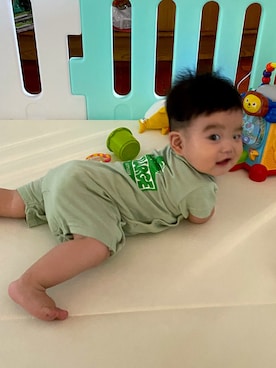 「アイテム（ロンパース、グリーン系）」を使った、Phoebus Pangさん（キッズ・70cm）の春コーディネート