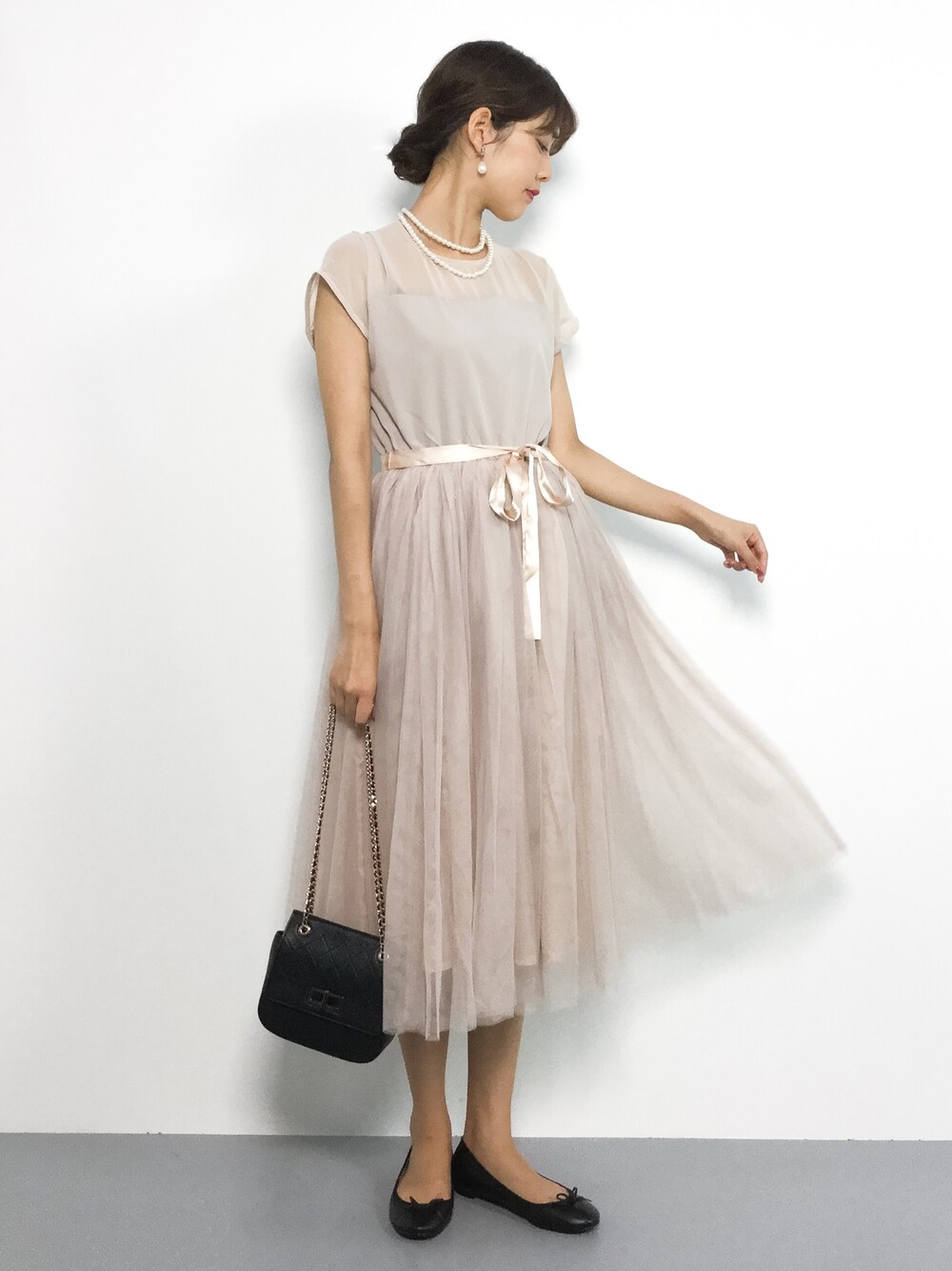「シンプル、チュール、パーティースタイル、結婚式、ドレス、二次会、チェーンバッグ、結婚式二次会スタイル、お呼ばれスタイル、結婚式 ワンピース」｜「merlot plusのデコルテシースルーチュールスカートワンピース2404（ドレス、ブラウン系）」を使った、yukiさん（レディース・169cm）の夏コーディネートの1枚目の写真