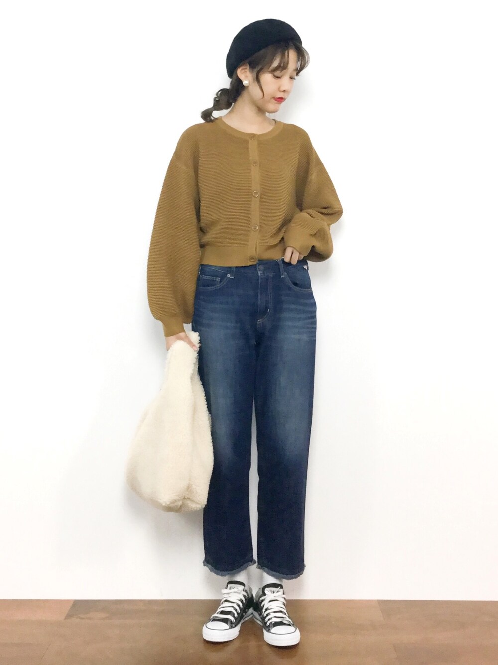 「カーディガン、スニーカー、デニム、コンバース、シンプル、converse、大人カジュアル、秋、秋コーデ」｜「LOWRYS FARMのリップルショートカーディガン　768429 （カーディガン/ボレロ、ブラウン系）」を使った、yukiさん（レディース・169cm）の秋コーディネートの1枚目の写真
