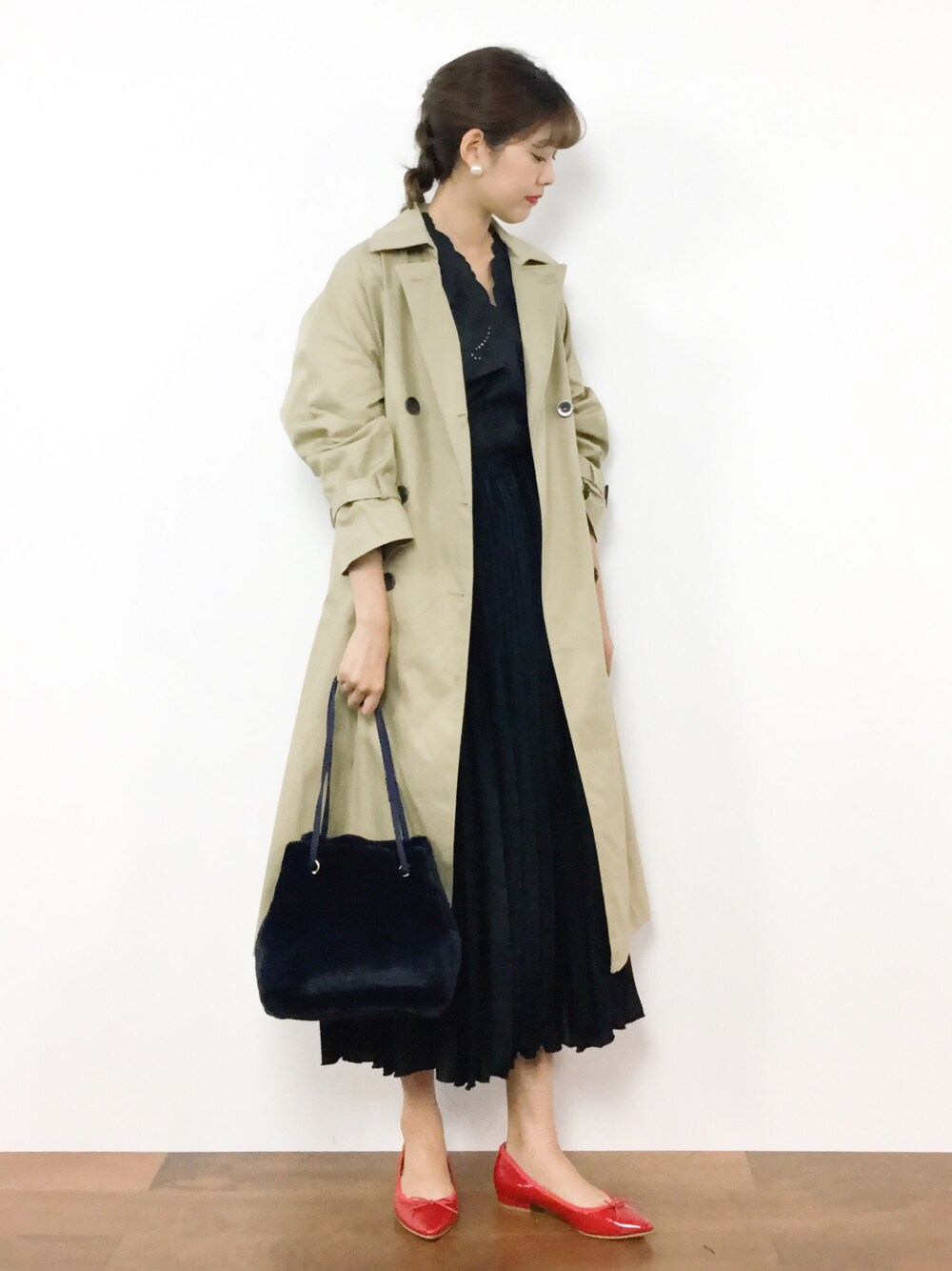 「シンプル、ブラック、トレンチコート、大人カジュアル、プリーツスカート、刺繍ブラウス」｜「green label relaxingのCF ヤバネプリーツ スカート（スカート、ブルー系）」を使った、yukiさん（レディース・169cm）の秋コーディネートの1枚目の写真