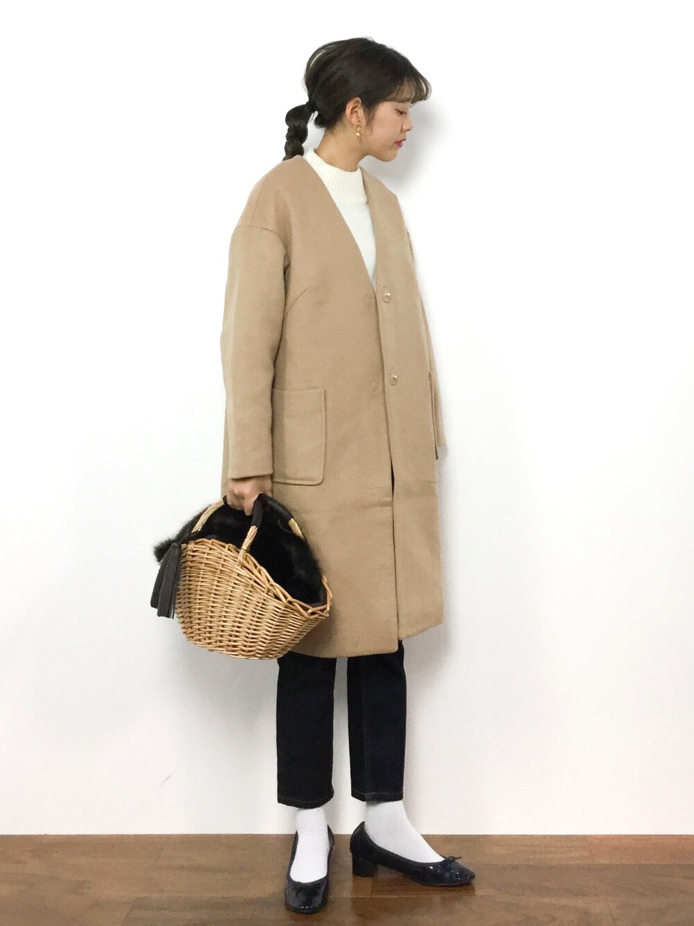「コート、デニム、シンプル、冬コーデ、大人カジュアル、ノーカラーコート、バレエシューズ、ラフ、セール、ZOZO新春セール開催中です！」｜「JOURNAL STANDARD relumeの《CLASSY.コラボ》ソデフレア ハイネックプルオーバー（ニット/セーター、ホワイト系）」を使った、yukiさん（レディース・169cm）の冬コーディネートの1枚目の写真