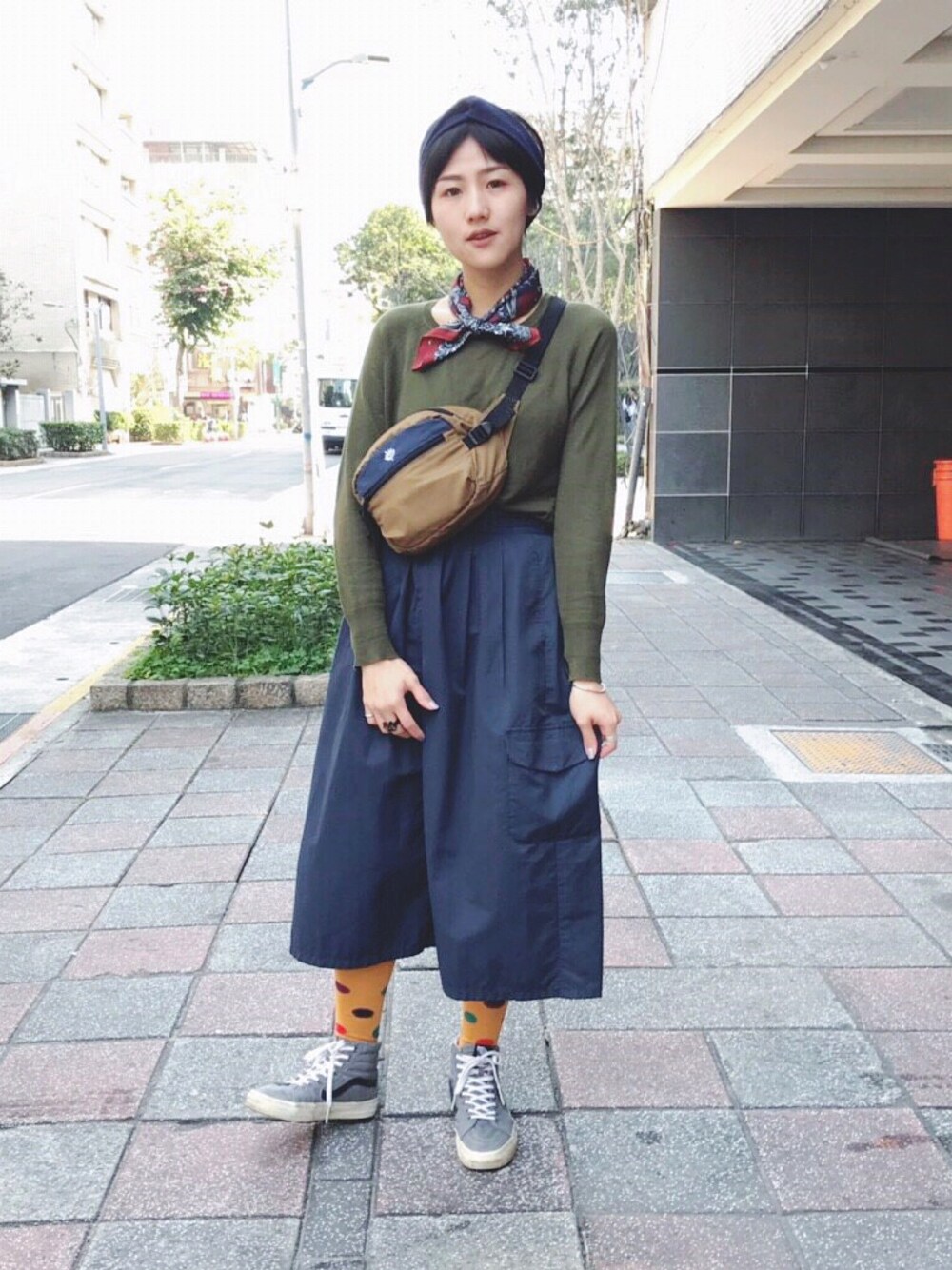 「ootd、ootdtw、ootdfashion、BEAMS BOY、Magenta、VANS、URBAN RESEARCH、冬」｜「BEAMS BOYのアイテム（スカート、ブルー系）」を使った、Vika 簡さん（レディース・163cm）の冬コーディネートの1枚目の写真