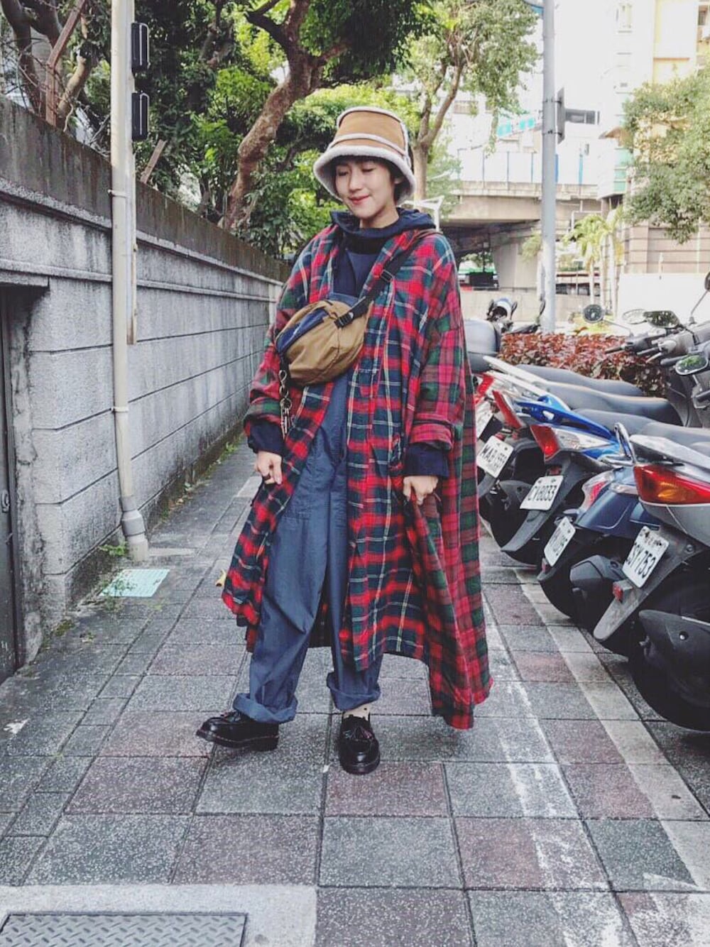 「ootd、ootdtw、ootdfashion、BEAMS、BEAMS BOY、Magenta、Dr.Martens、77circa、冬」｜「77circaのアイテム（ジャケット/アウター、レッド系）」を使った、Vika 簡さん（レディース・163cm）の冬コーディネートの1枚目の写真