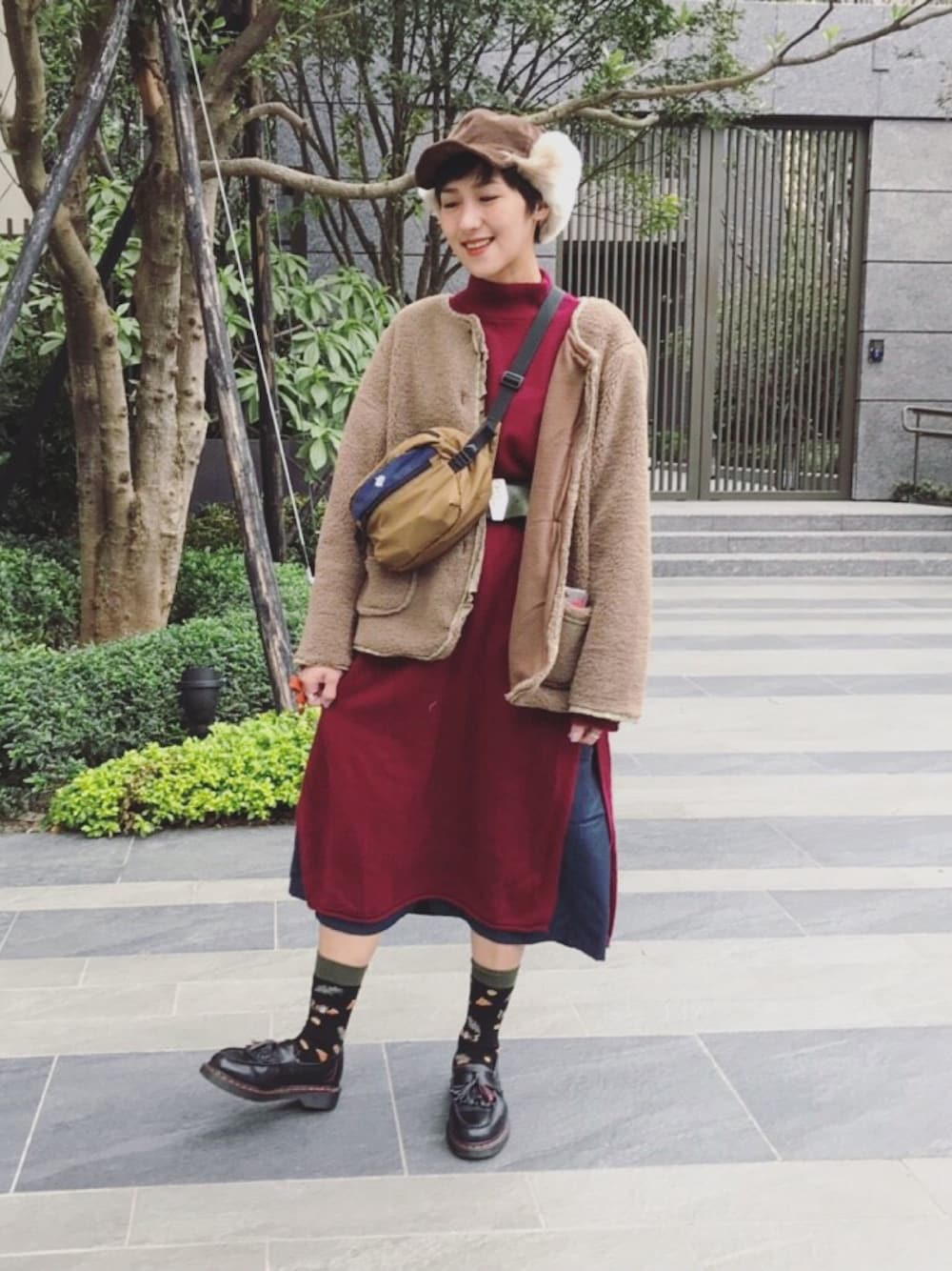 「ootd、ootdtw、ootdfashion、BEAMS BOY、Dr.Martens、Ray BEAMS、Magenta、VINTAGE」｜「Ray BEAMSのアイテム（ワンピース/ドレス、レッド系）」を使った、Vika 簡さん（レディース・163cm）の冬コーディネートの1枚目の写真