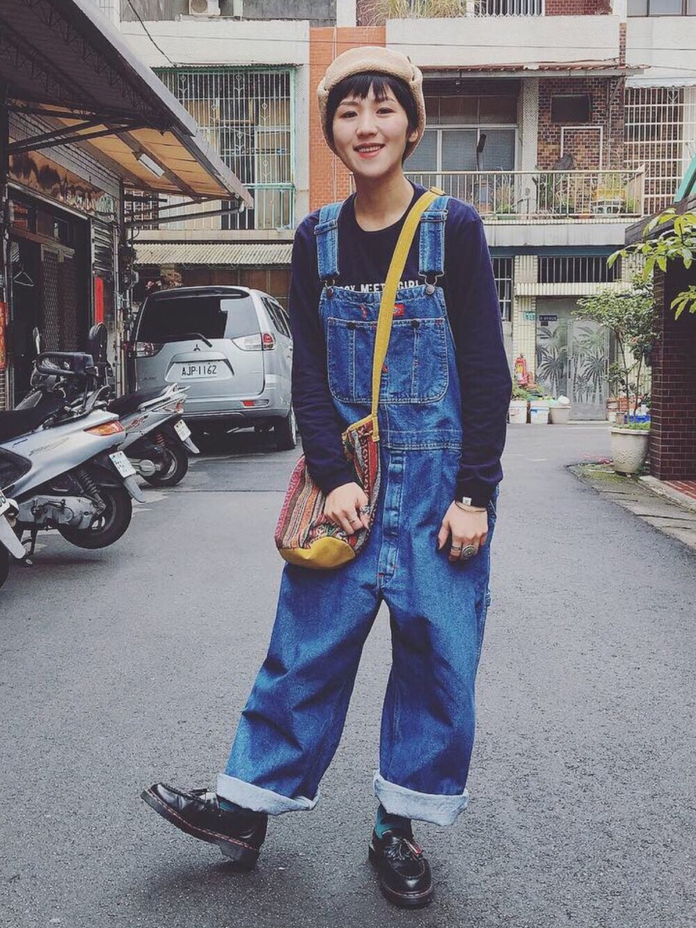 「ootd、ootdtw、ootdfashion、BEAMS BOY、Dickies、Dr.Martens、overall、blue」｜「Dickiesのアイテム（オールインワン・サロペット、ブルー系）」を使った、Vika 簡さん（レディース・163cm）の冬コーディネートの1枚目の写真