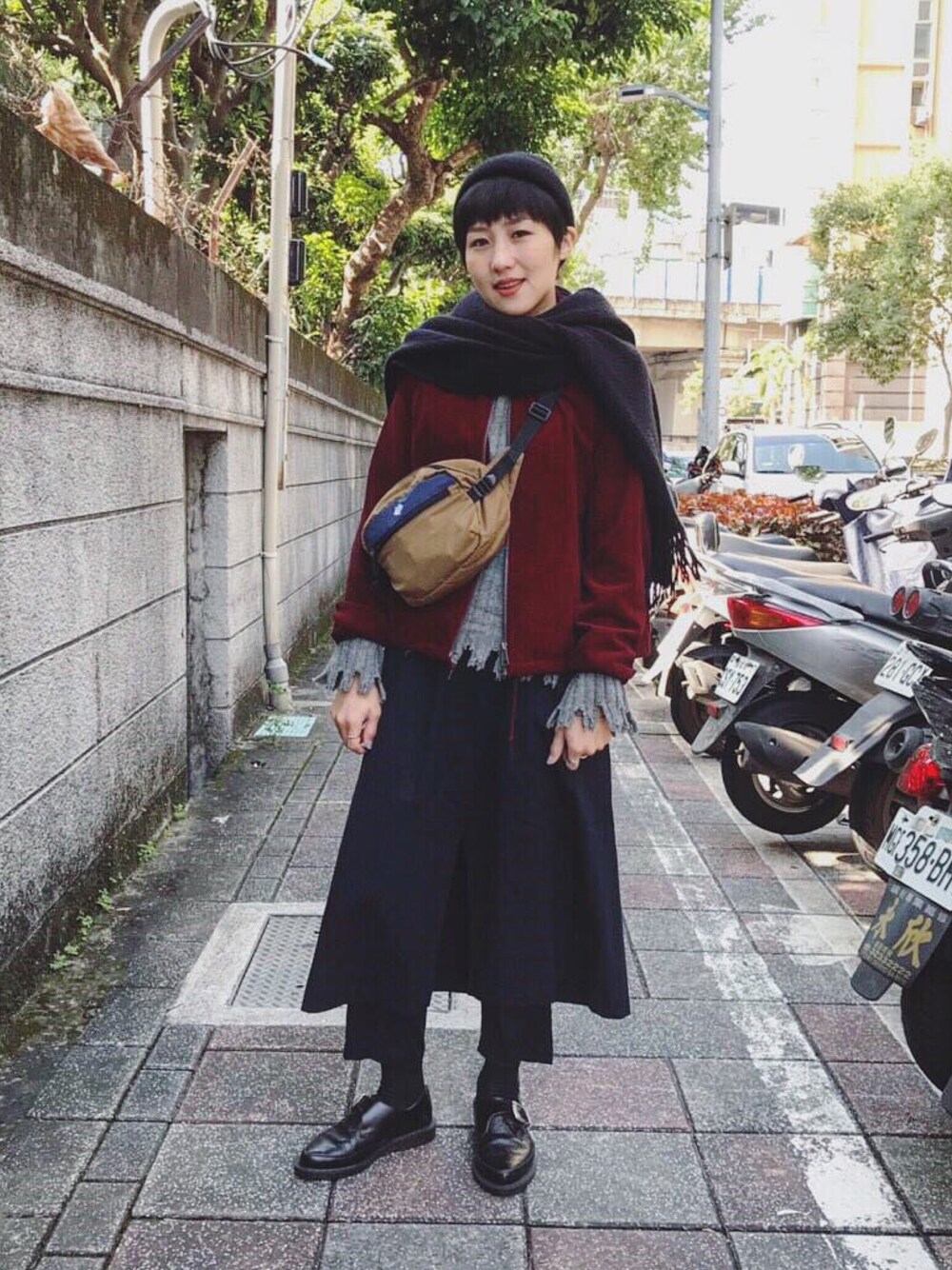 「ootd、ootdtw、ootdfashion、streetstyle、WEAR、RBS、Dr.Martens、BEAMS BOY、Ray BEAMS、Magenta」｜「RBSのアイテム（トップス、グレー系）」を使った、Vika 簡さん（レディース・163cm）の春コーディネートの1枚目の写真