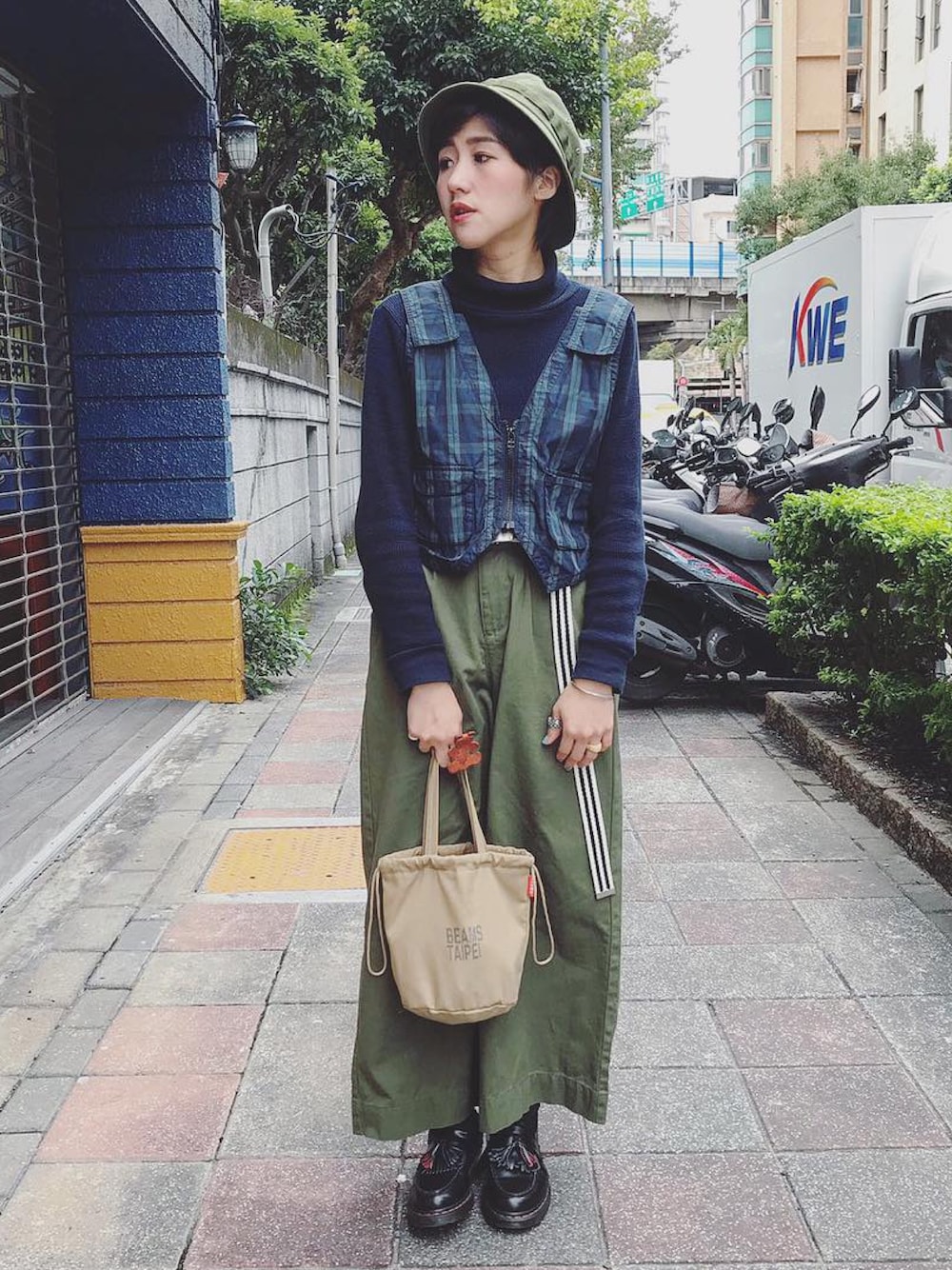 「ootd、ootdtw、ootdfashion、WEAR、BEAMS、BEAMS BOY、Dr.Martens、beamsplus、girl」｜「BEAMS BOYのアイテム（ベスト、グリーン系）」を使った、Vika 簡さん（レディース・163cm）の春コーディネートの1枚目の写真