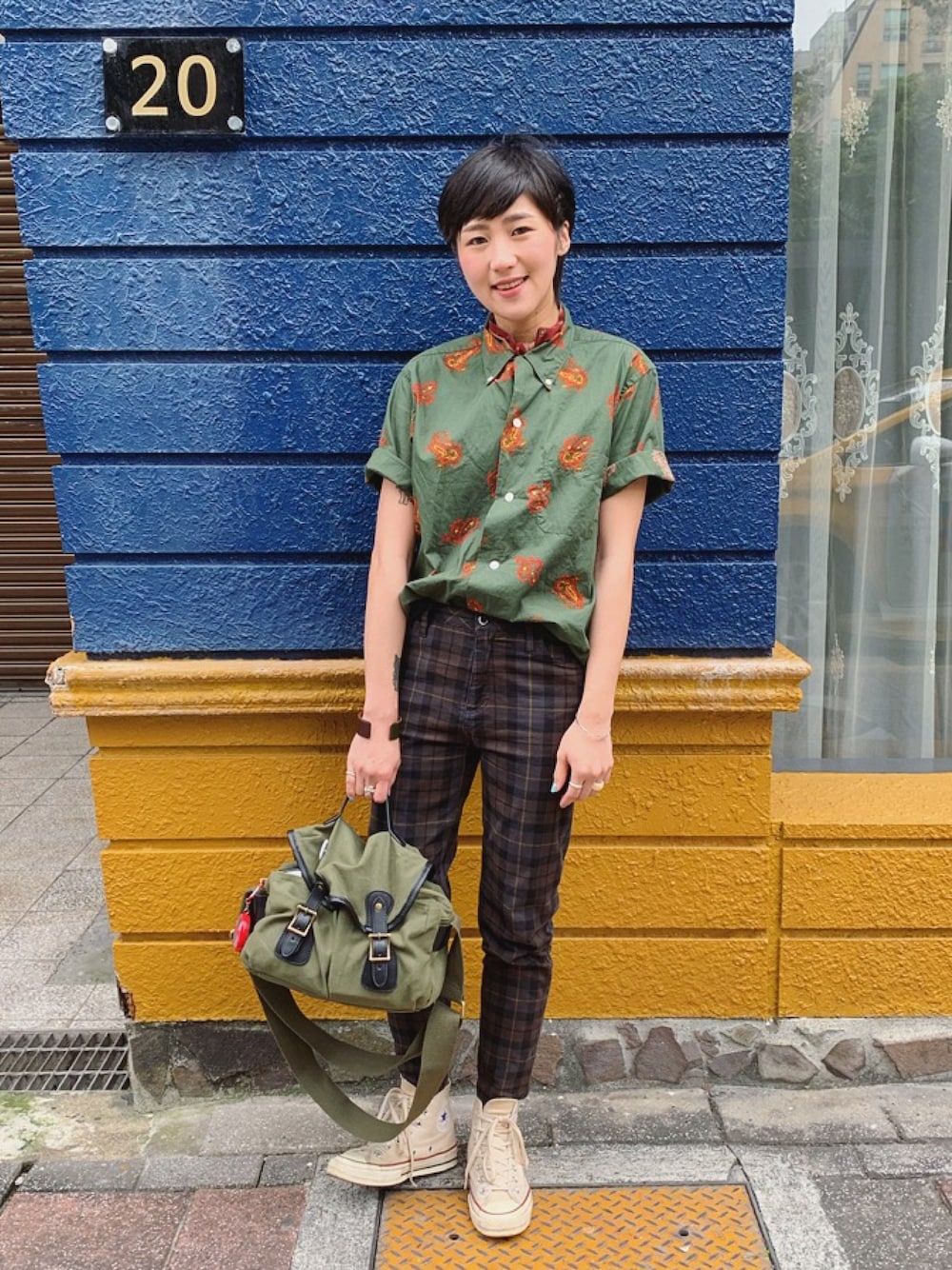 「ootd、ootdtw、ootdfashion、WEAR、streetstyle、BEAMS BOY、beams plus、converse」｜「BEAMS PLUSのアイテム（トップス、グリーン系）」を使った、Vika 簡さん（レディース・163cm）の春コーディネートの1枚目の写真