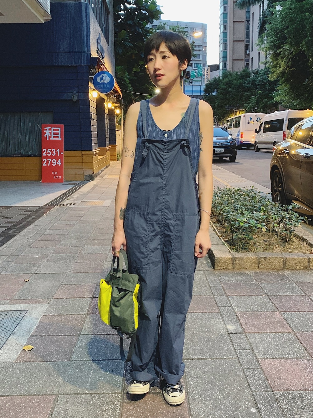 「ootd、ootdtw、ootdfashion、WEARBOOKエントリー、streetstyle、BEAMS BOY、daily look」｜「BEAMS BOYのアイテム（オールインワン・サロペット、ブルー系）」を使った、Vika 簡さん（レディース・163cm）の夏コーディネートの1枚目の写真