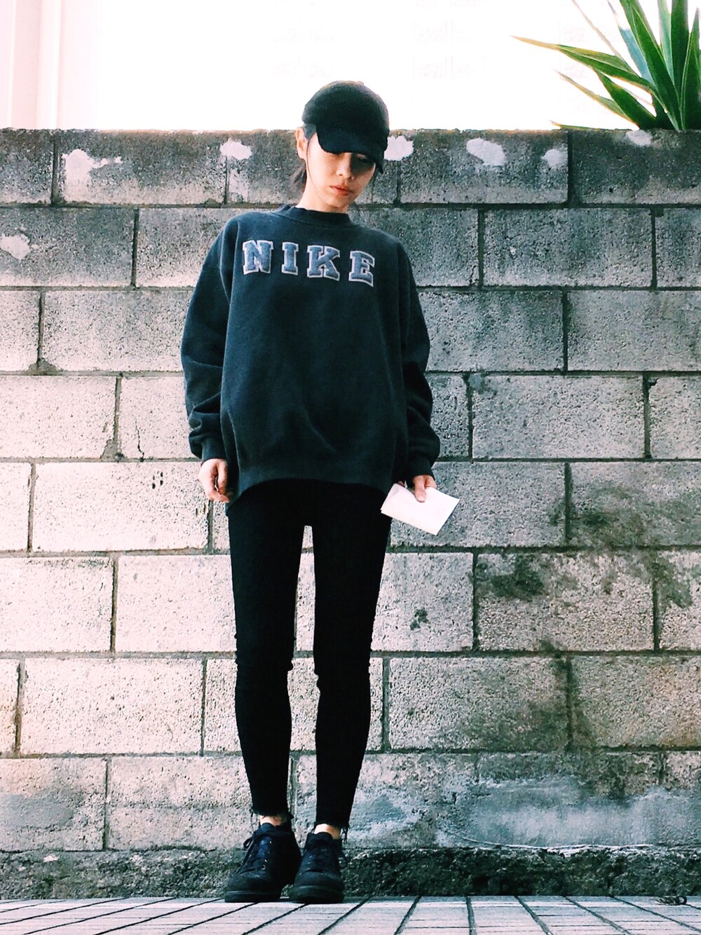 「散歩スタイル、散歩、ボーイッシュ」｜「VINTAGEのアイテム（スウェット、ブラック系）」を使った、S.yさん（レディース・157cm）の春コーディネートの1枚目の写真