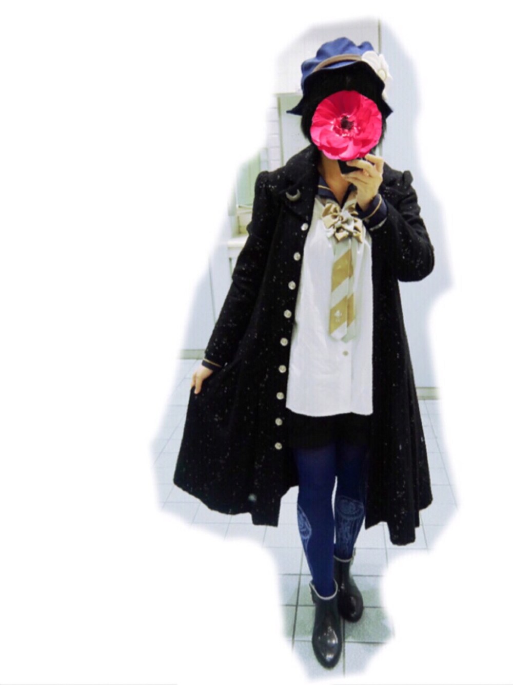 ホワイト系のシャツ/ブラウス、ブラウン系のテーラードジャケット、ゴールド系のネクタイを着用したレディースの夏コーディネートの1枚目の写真