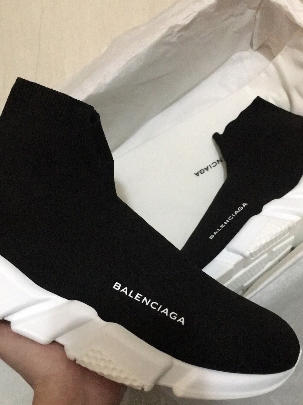 「BALENCIAGA、black、ootd、outfit、sneakers」｜「BALENCIAGAのアイテム（スニーカー、ブラック系）」を使った、Lucas Choiさん（メンズ・170cm）の冬コーディネートの1枚目の写真