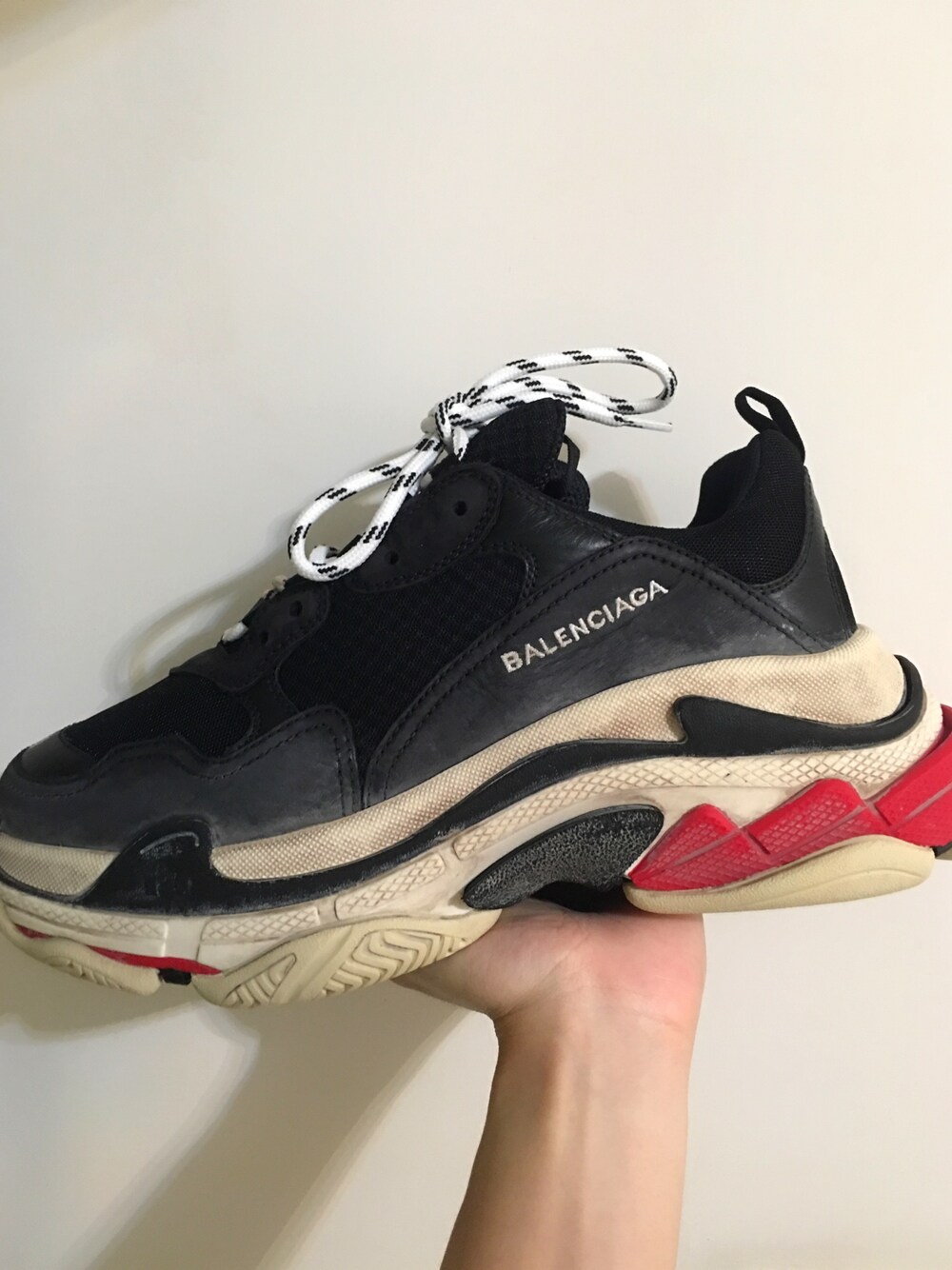 「BALENCIAGA、ootd、sneakers、summer、daily look」｜「BALENCIAGAのアイテム（スニーカー、ブラック系）」を使った、Lucas Choiさん（メンズ・170cm）の冬コーディネートの1枚目の写真