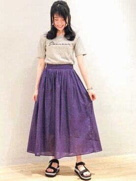 yui is wearing earth music&ecology "・ロゴ刺繍テレコプルオーバー"