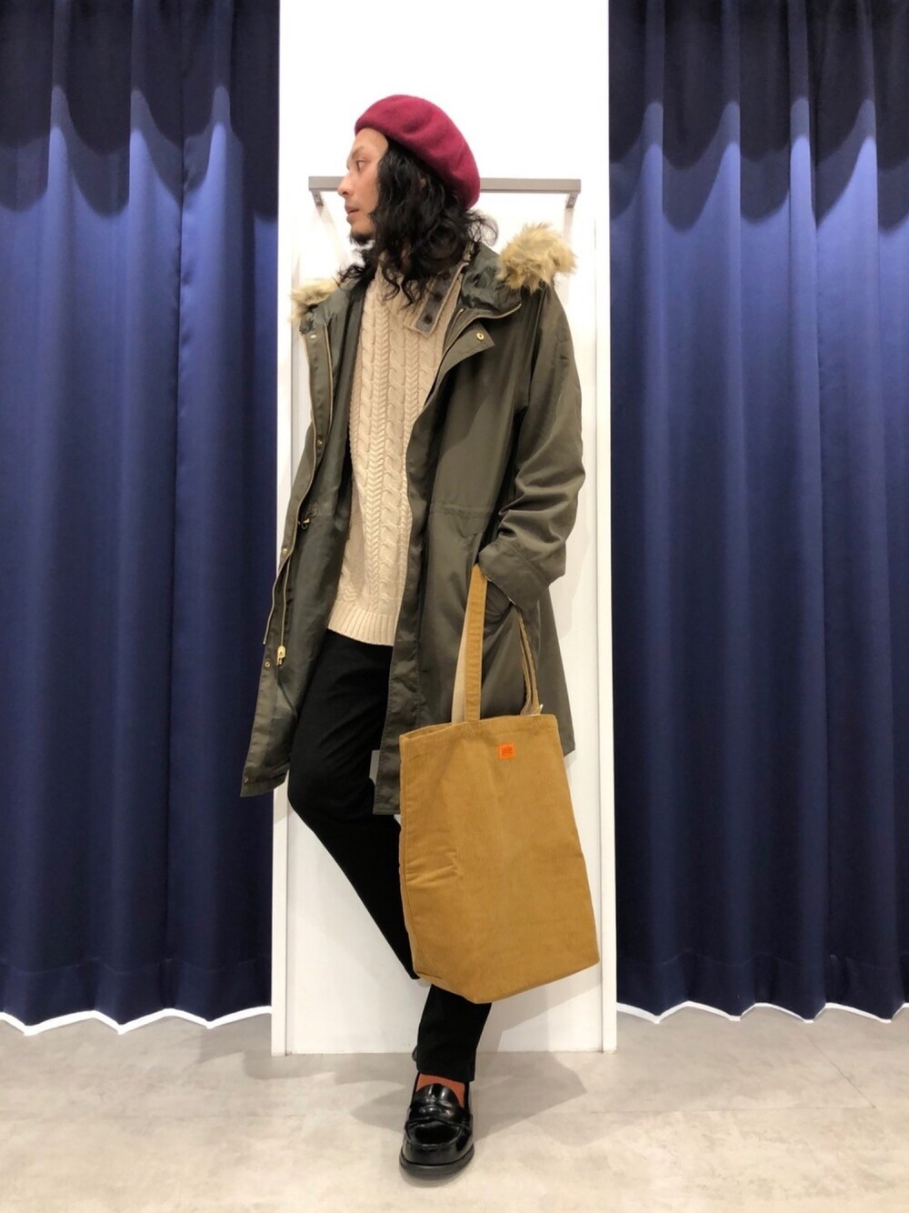「モッズコート、冬コーデ、ニット、黒、ベレー帽、カーキ、お洒落さんとつながりたい、ローファー、THESHOPTK、THE SHOP TK」｜「THE SHOP TK のアイテム（バッグ、ホワイト系）」を使った、くろろろんさん（メンズ・169cm）の秋コーディネートの1枚目の写真