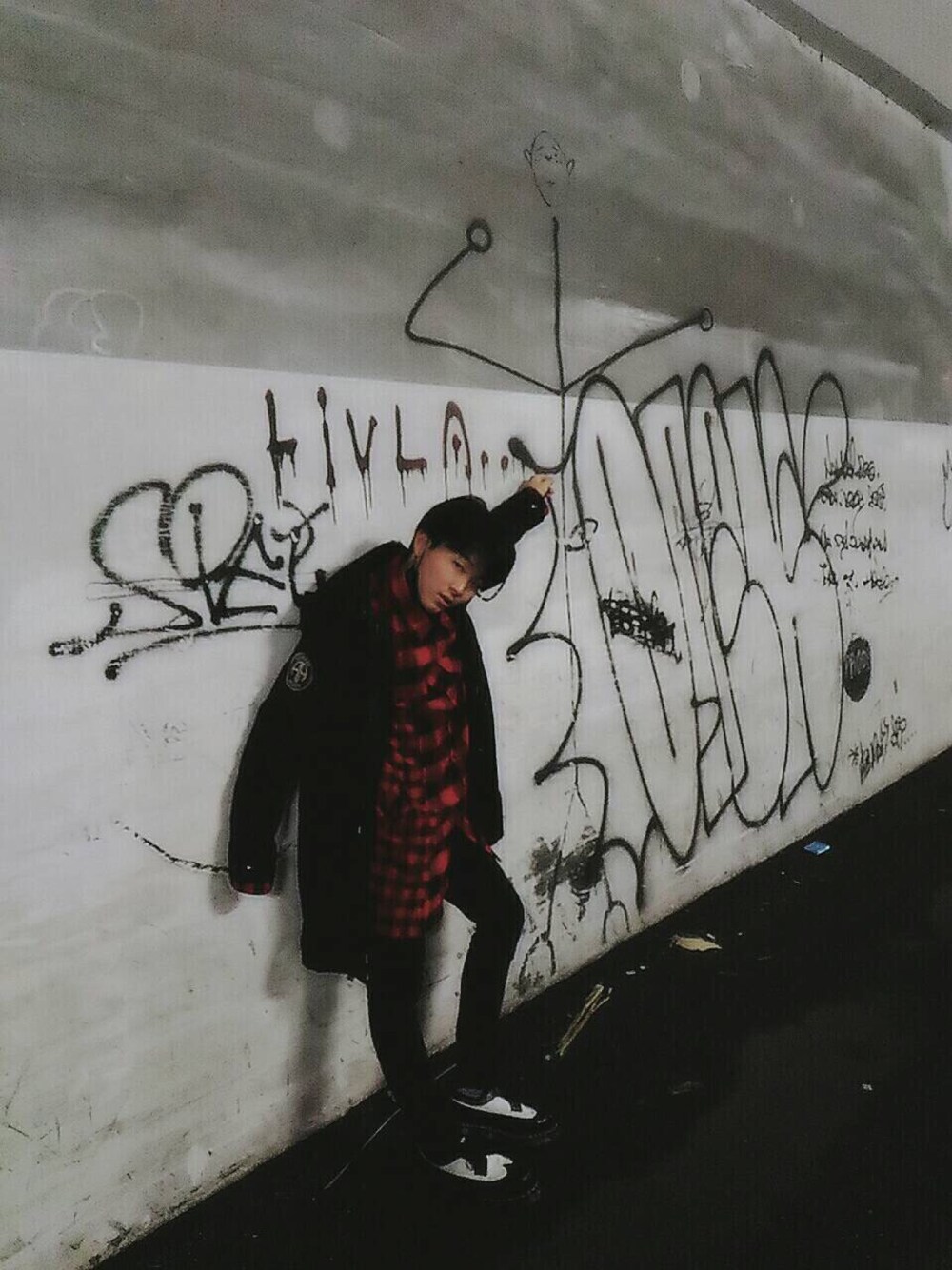 「AVIREX、Dr.Martens、ブラック、あか、韓国ファッション、韓国ブランド、フォローミー」｜「Dr. MartensのDr.Martens / 3989 BROGUE SHOE_mtn（その他シューズ、ブラック系）」を使った、linさん（メンズ・165cm）の冬コーディネートの1枚目の写真