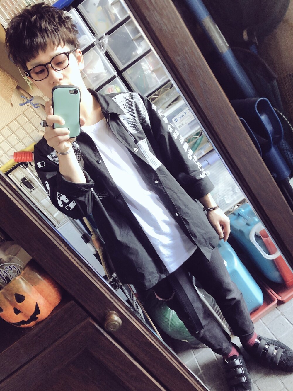 「KATHARINE HAMNETT LONDON(KATHARINE HAMNETT LONDON)、N.HOOLYWOOD、flagstuff、Maison Margiela、デニム、古着、used、スニーカー、コーチジャケット、無地T」｜「Maison MargielaのMaison Margiela - クラシック Tシャツ 3枚セット - men - コットン - M（Tシャツ/カットソー、ホワイト系）」を使った、りきやさん（メンズ・167cm）の秋コーディネートの1枚目の写真