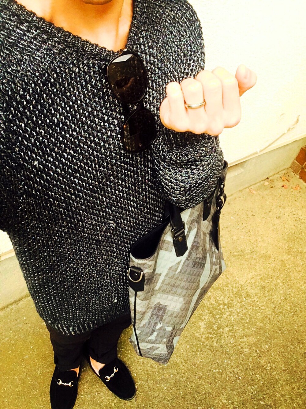 「モノトーン、秋コーデ、黒」｜「SAINT LAURENT PARISのアイテム（サングラス、ブラック系）」を使った、Alex Kさん（メンズ・174cm）の秋コーディネートの1枚目の写真