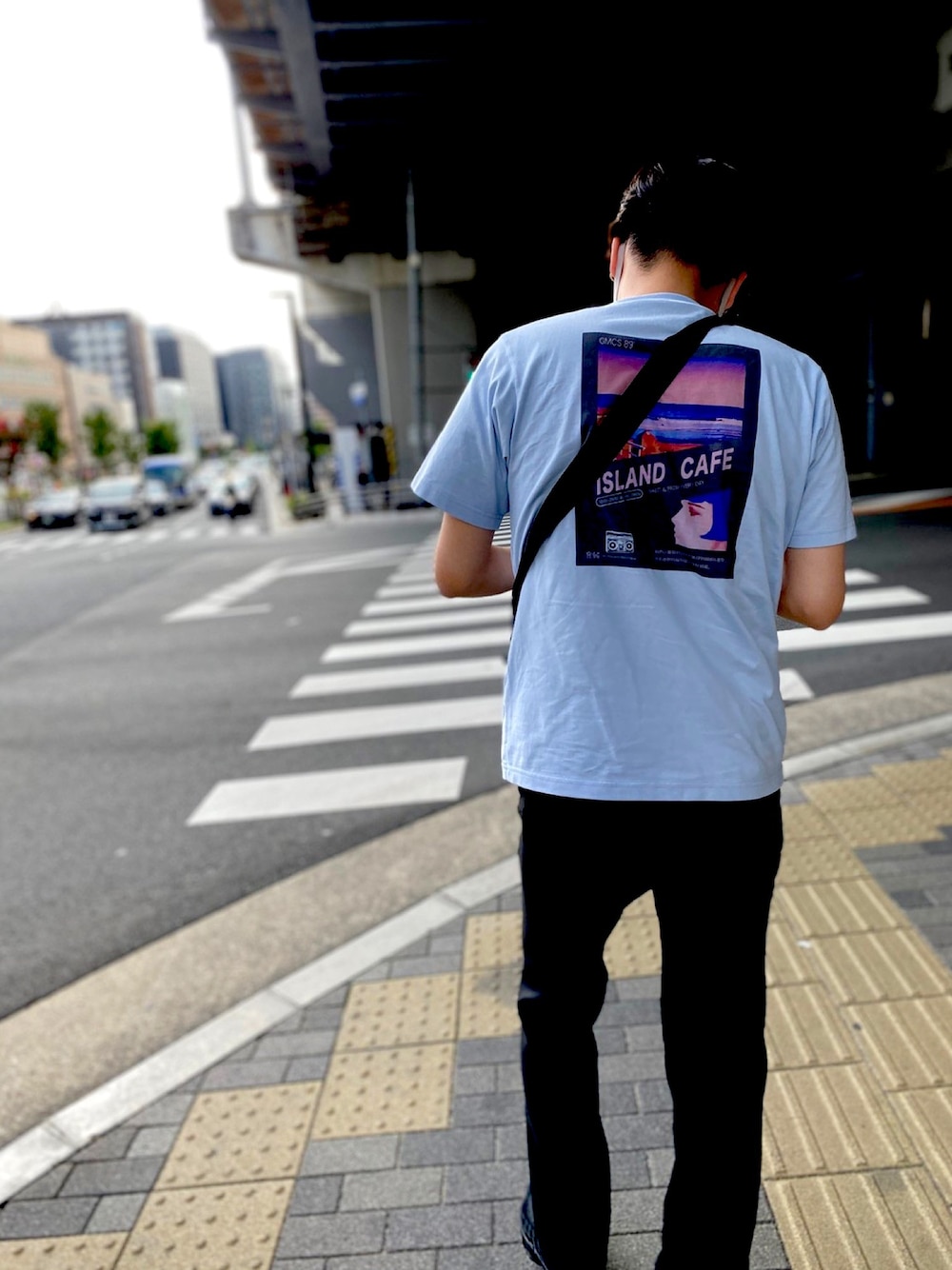 「JOURNAL STANDARDのアイテム（Tシャツ/カットソー、ブルー系）」を使った、GACCIさん（メンズ・178cm）の夏コーディネートの1枚目の写真