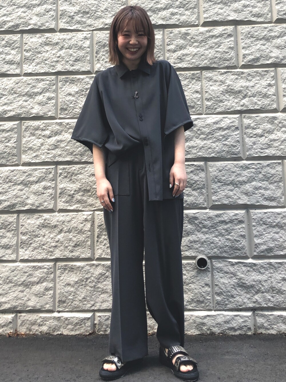 「カジュアル、モノトーン、サンダル、春、シンプルコーデ、オトナカジュアル、ボリューム袖」｜「FEMMENTの【FEMMENT（ファモン）】ドライポリエステルスリットスリーブシャツ/ LS11-628（シャツ/ブラウス、グレー系）」を使った、NISHIHARA HIKARIさん（レディース・155cm）の春コーディネートの1枚目の写真