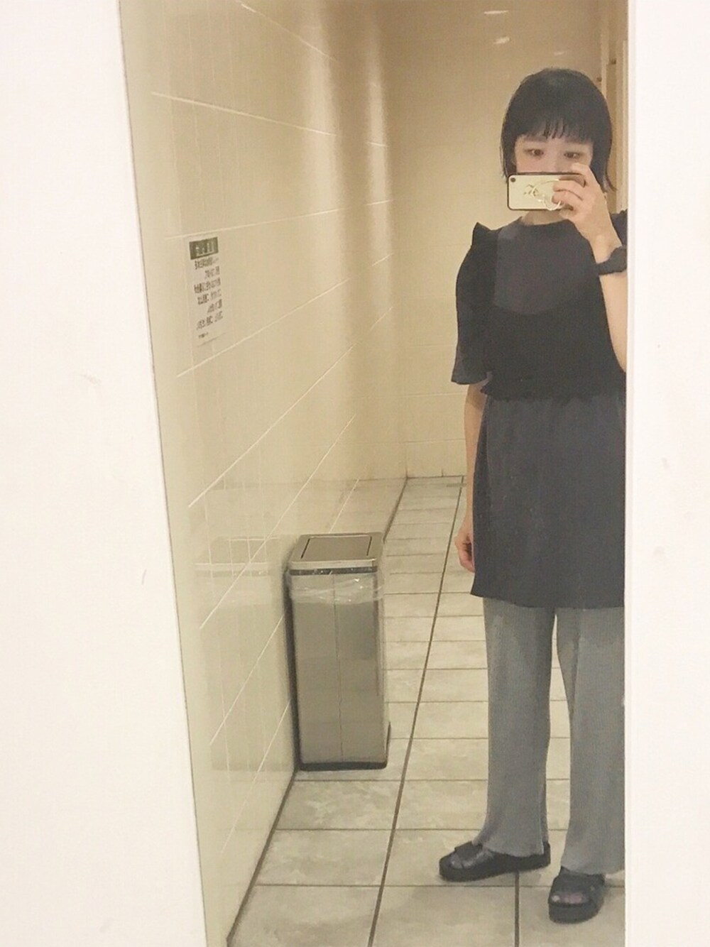 グレー系のTシャツ/カットソー、ブラック系のその他トップス、グレー系のパンツを着用したレディースの夏コーディネートの1枚目の写真